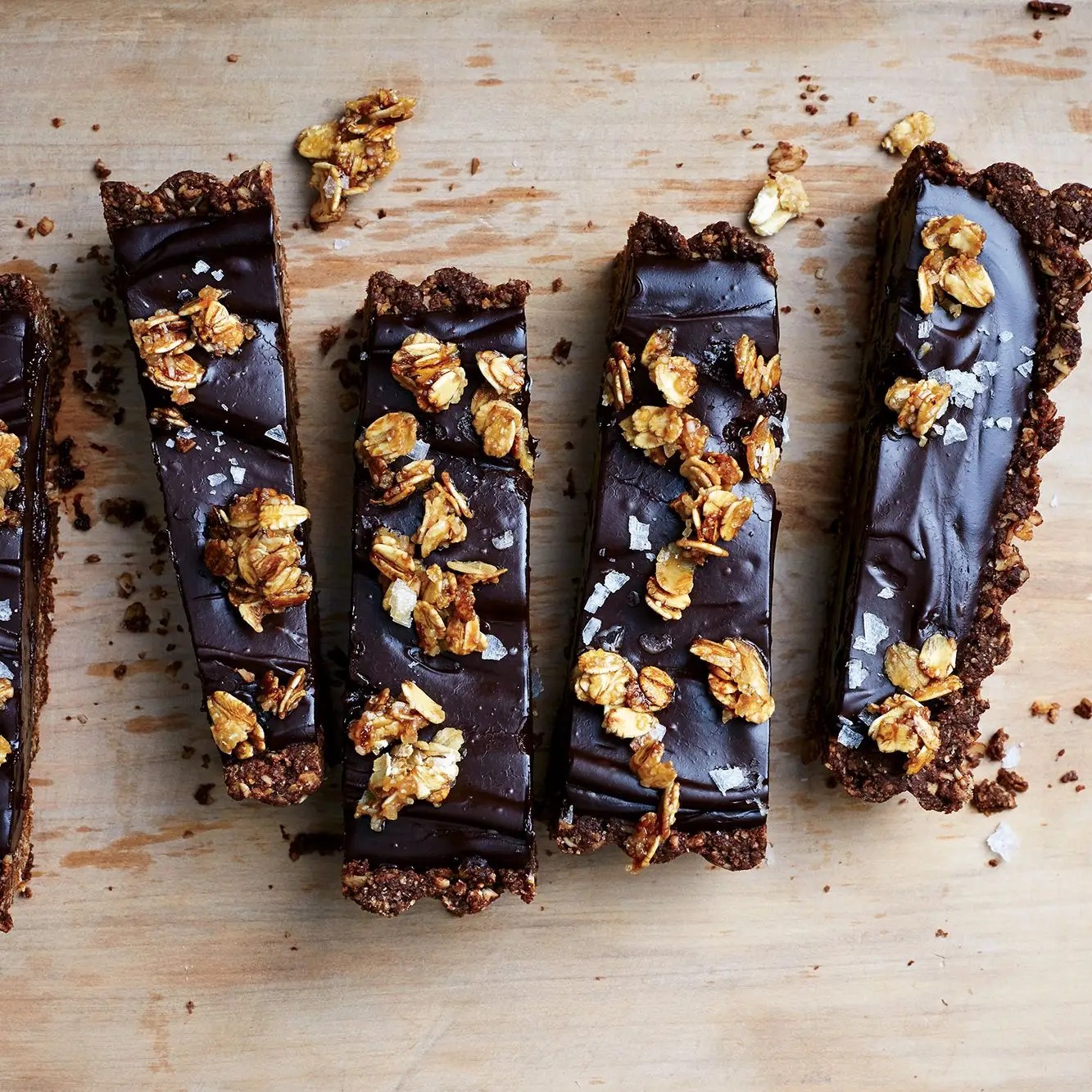 Torta de chocolate vegano com crosta de aveia salgada