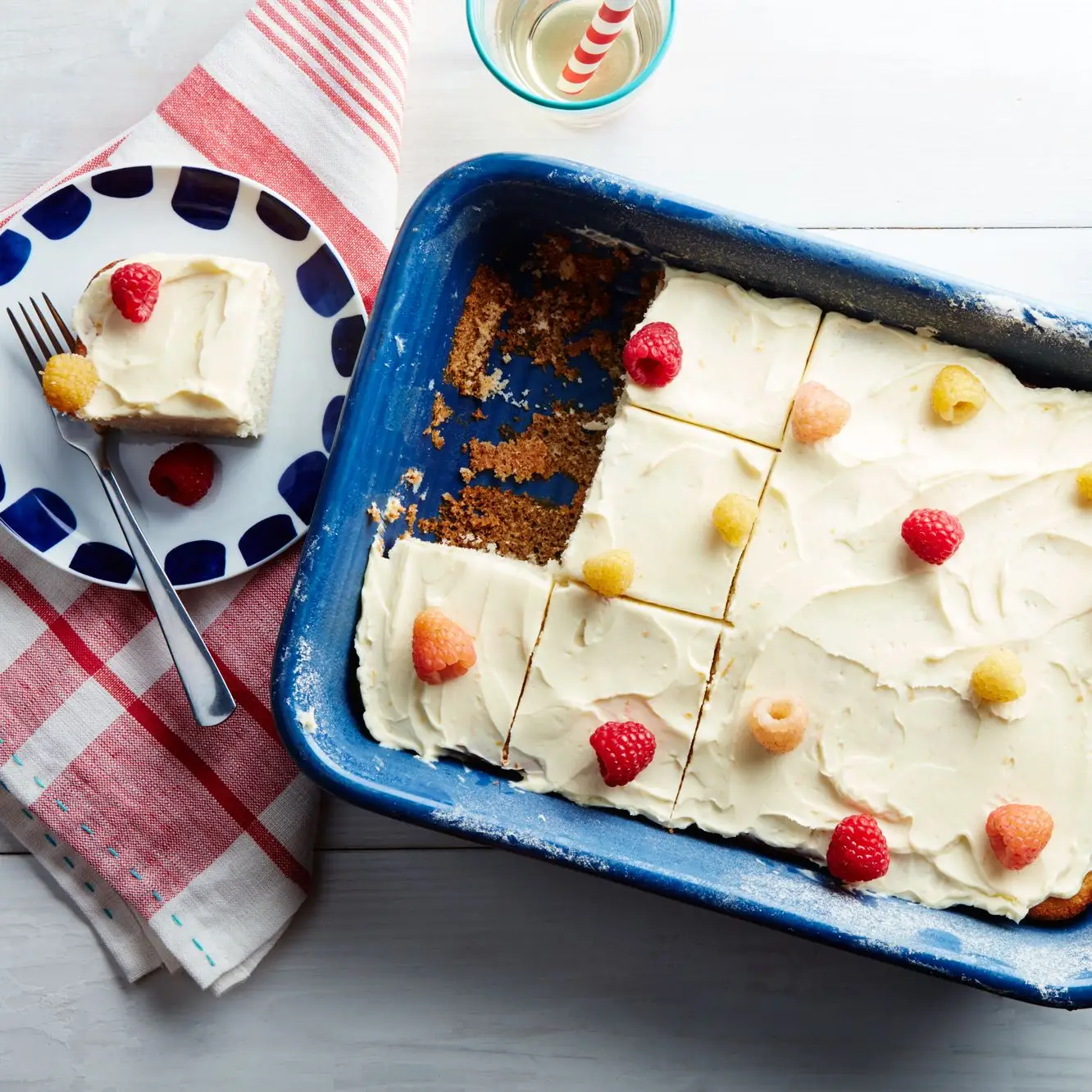 Bolo de folha de baunilha-buttermilk com framboesas e cobertura de queijo creme de laranja