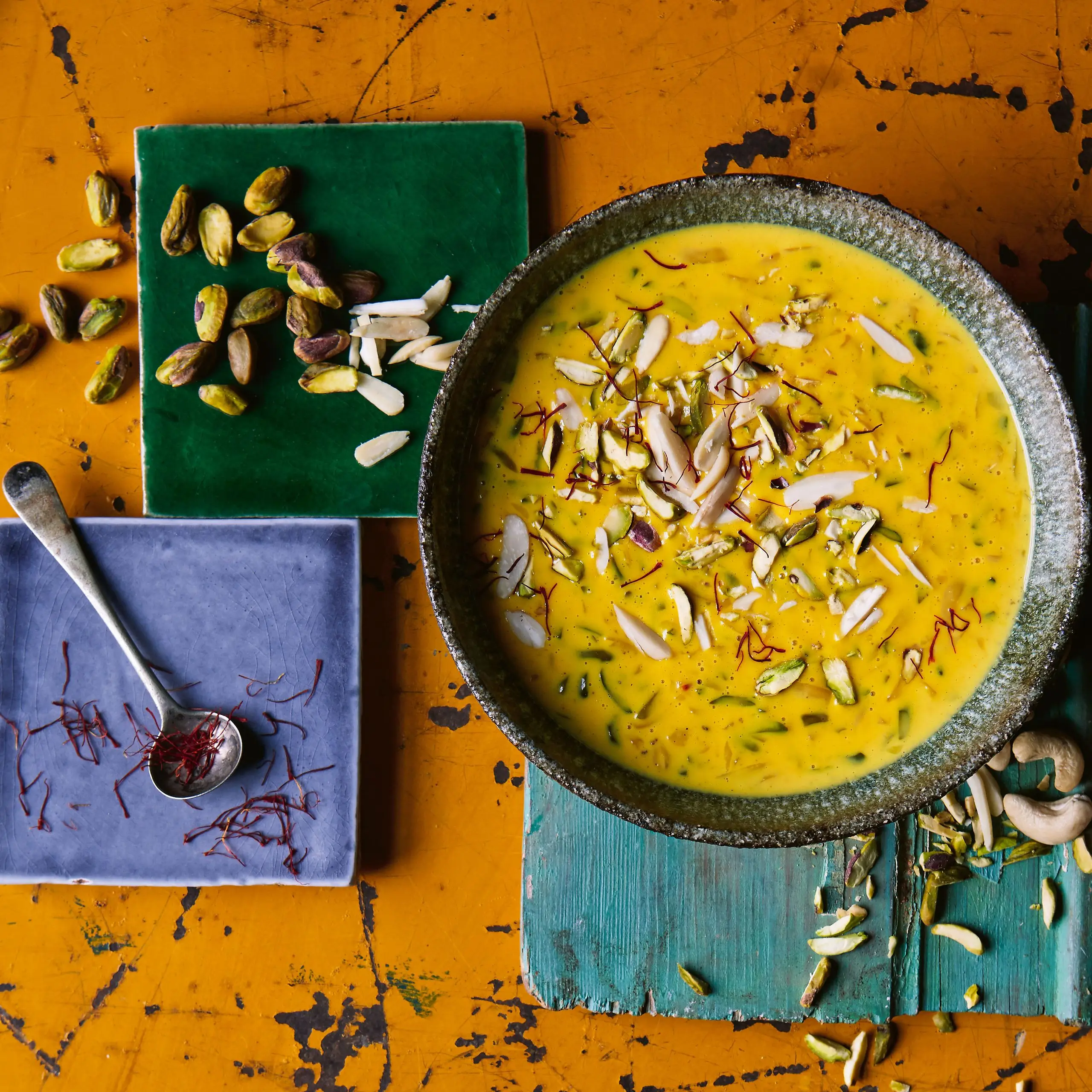 Basundi (açafrão cremoso e sobremesa de nozes)