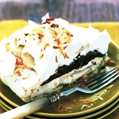 Pavlova de coco com mousse de chocolate e bananas