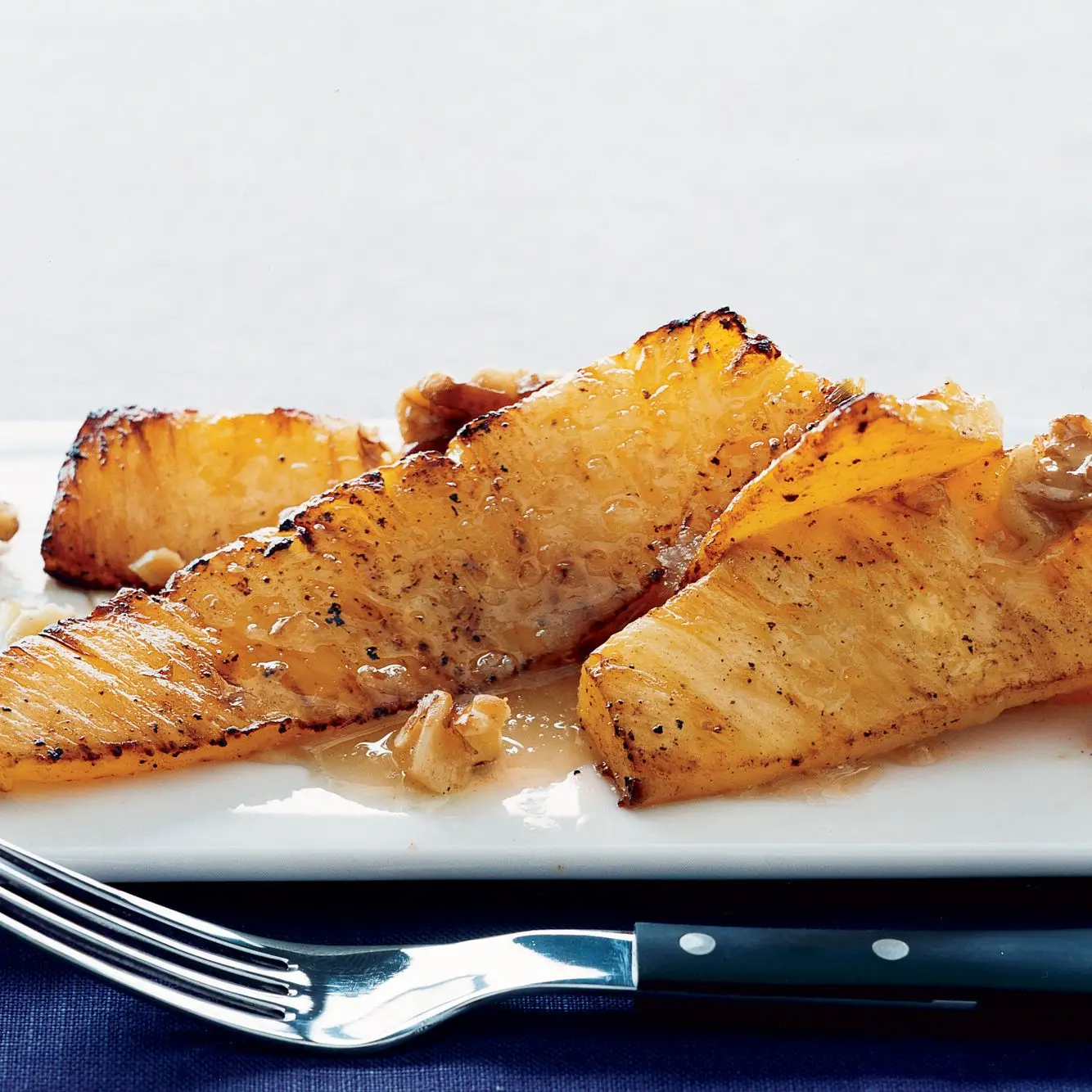 Abacaxi salteado com molho de rum