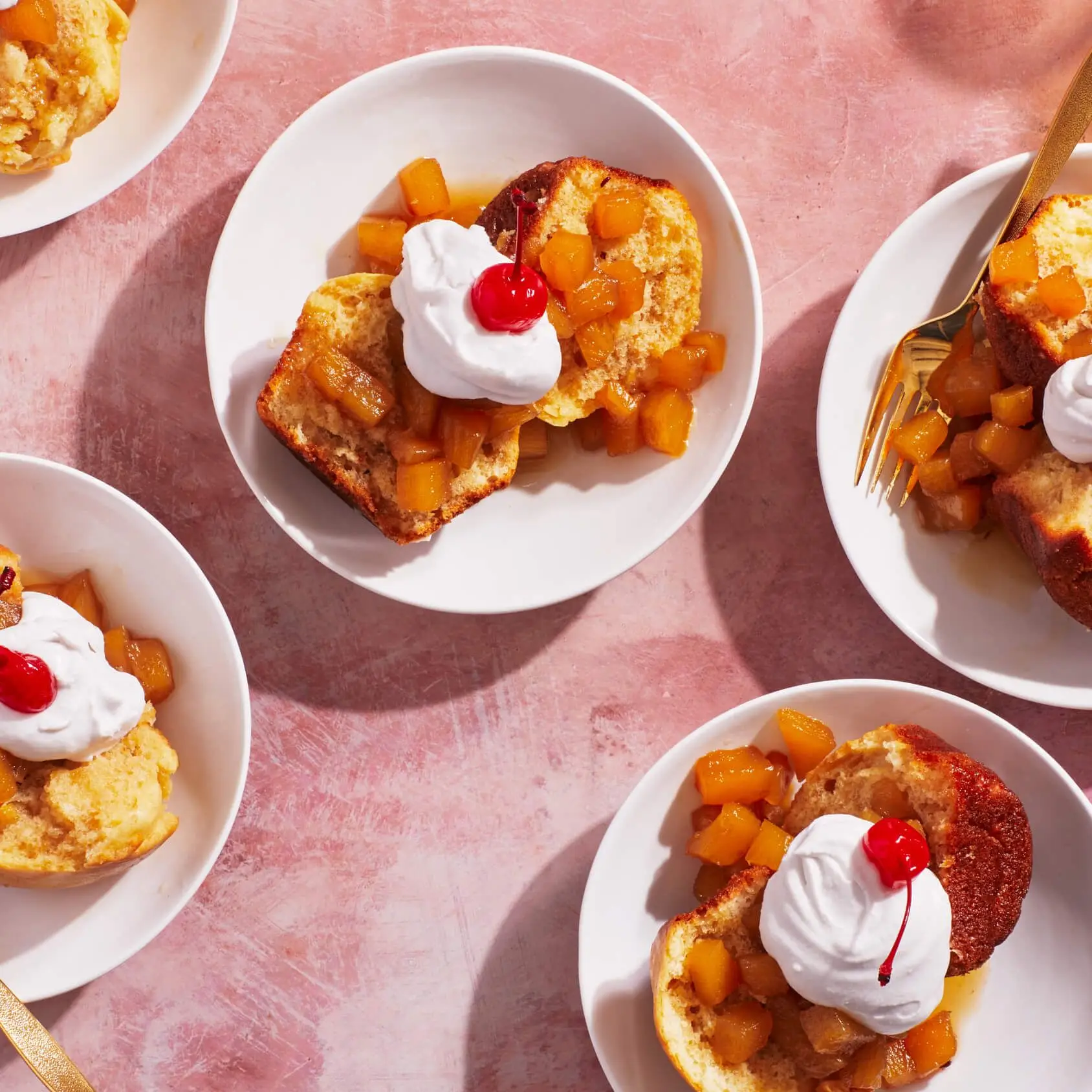 Babas tropicais com creme de coco chicoteado