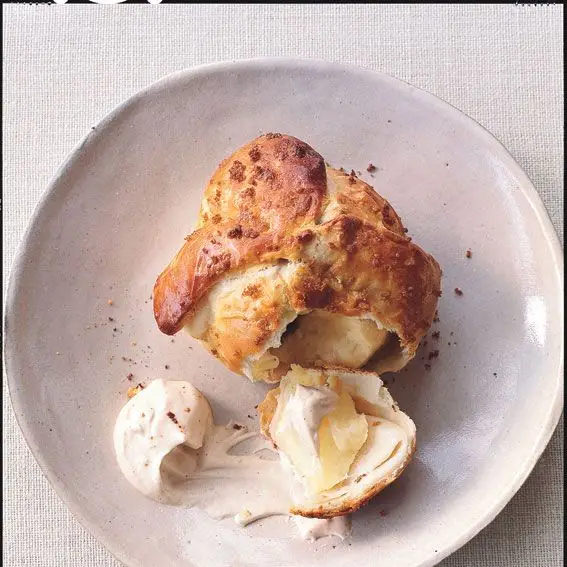 Maçã assada, passas e bolinhos de açúcar mascavo