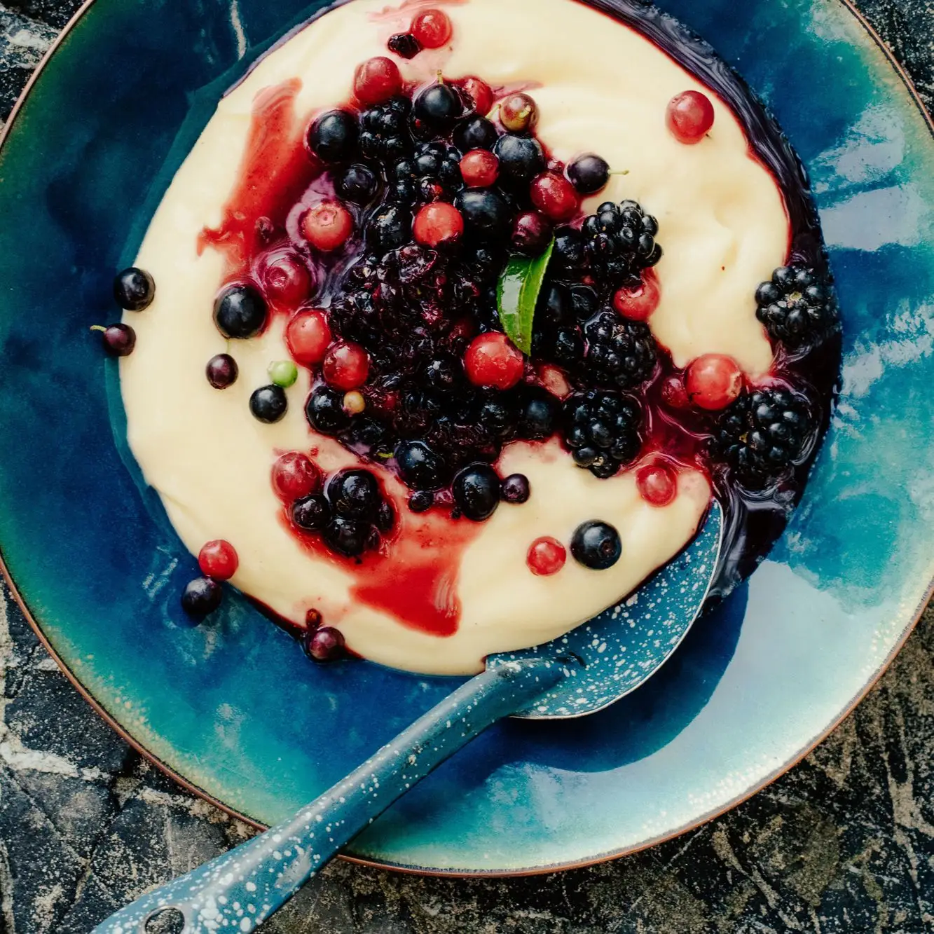 Coalhada de limão com bagas