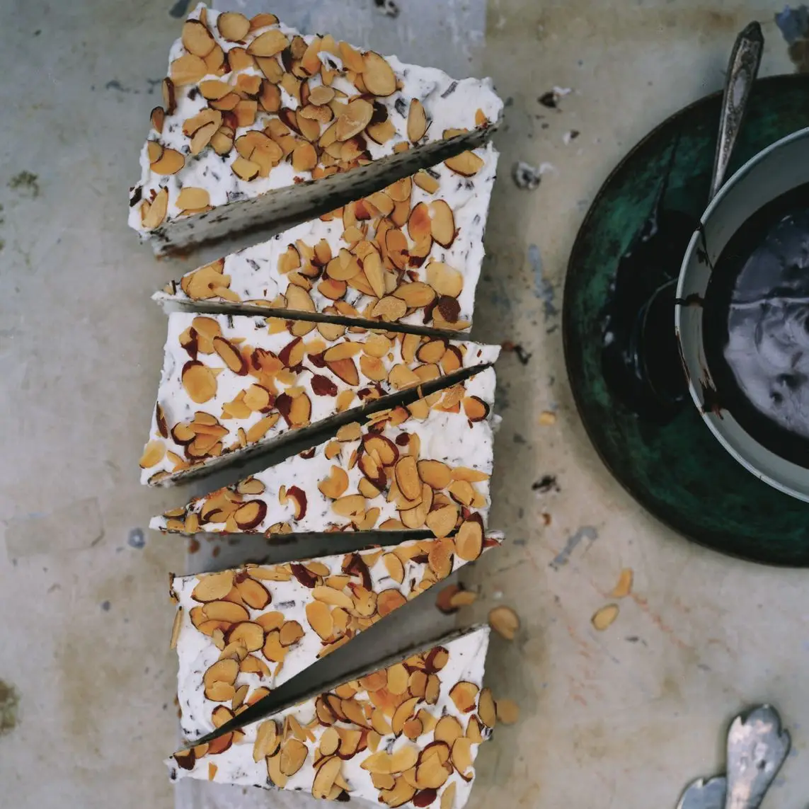 Bolo Stracciatella Tortoni com molho de fudge de café expresso