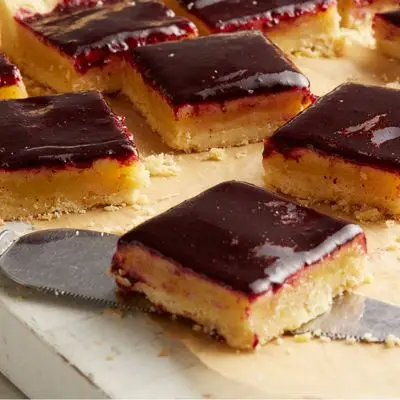 Barras de farinha de limão com esmalte de mirtilo