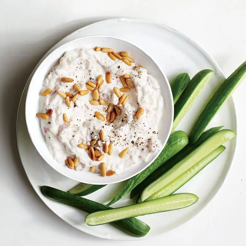 Iogurte de rabanete com pinhões