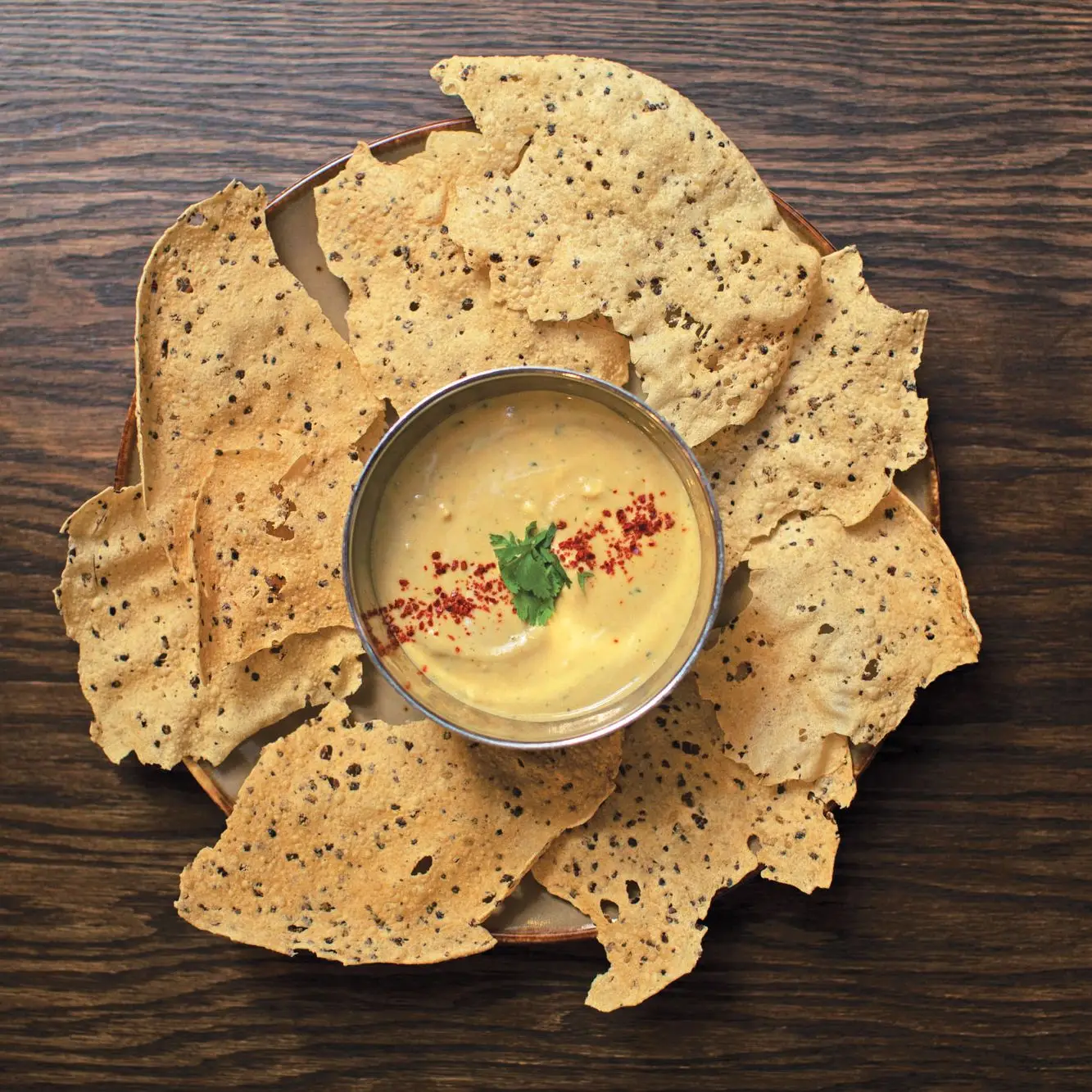 Papadums com dal chicoteado