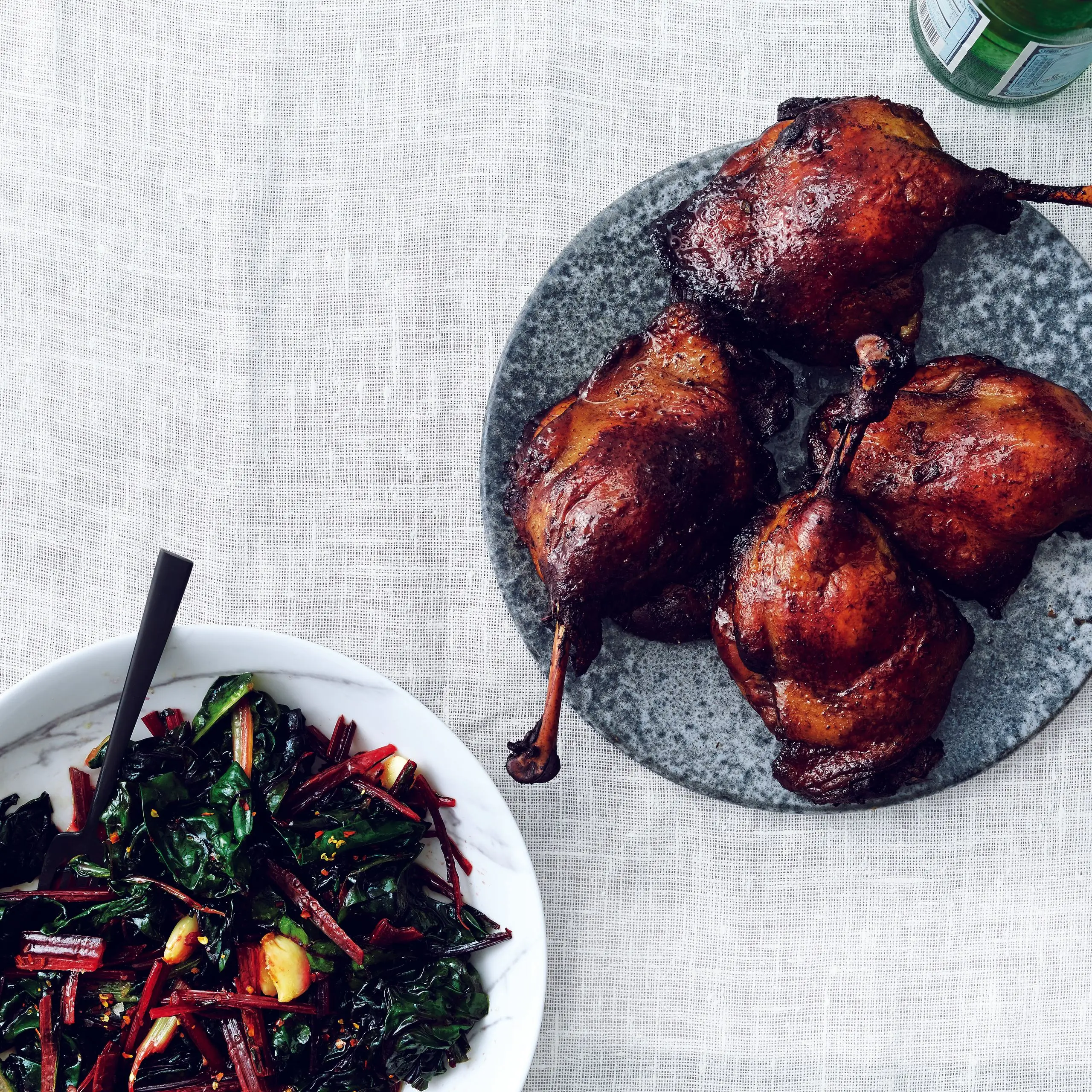 Pernas de pato refogado com polenta e acelga murcha