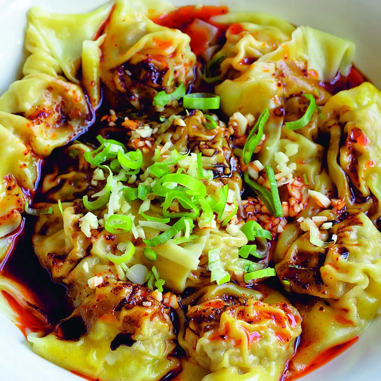 Wontons sichuanos em molho de óleo de pimenta (Hong You Chao Shou)