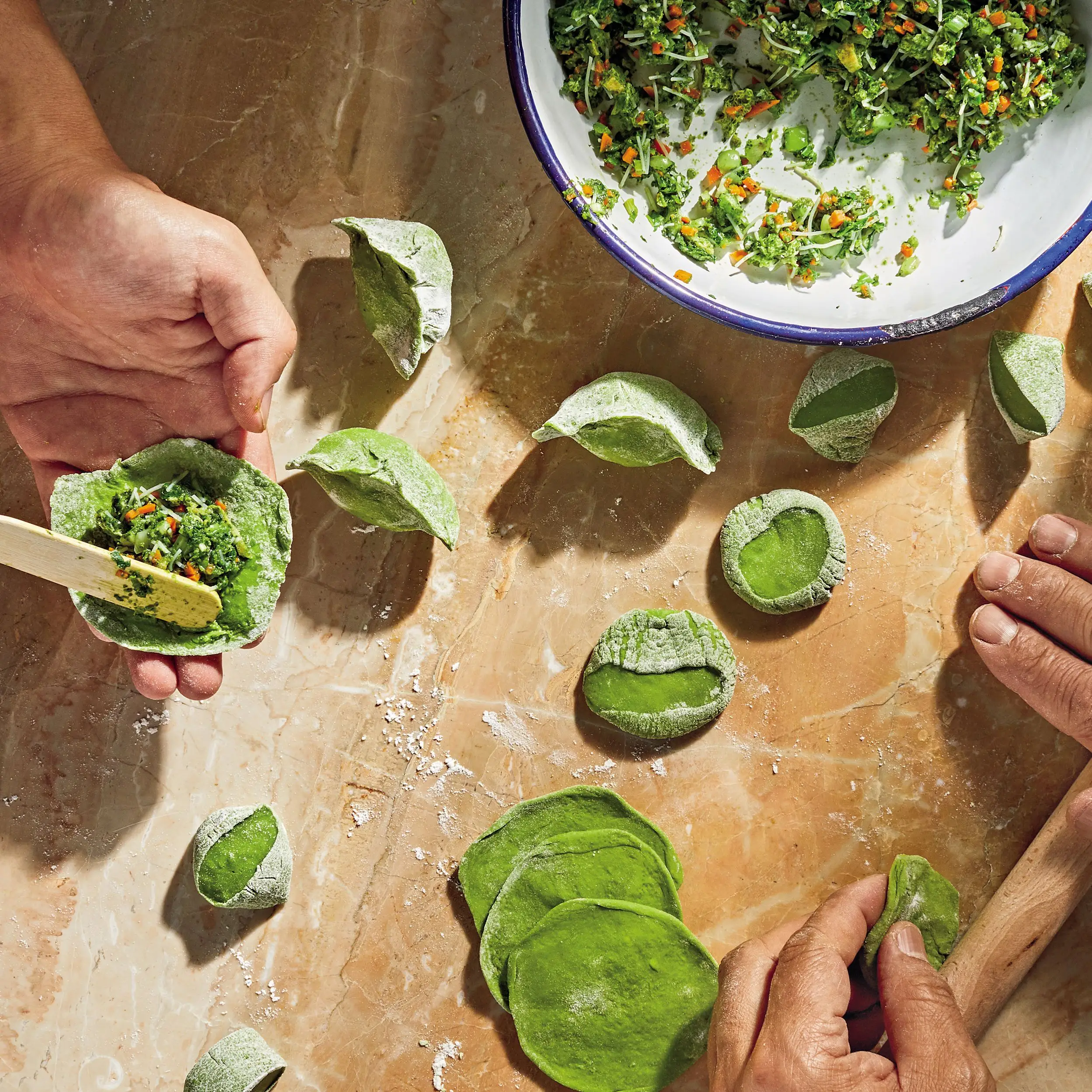 Bolinhos de espinafre com tofu e macarrão de arroz