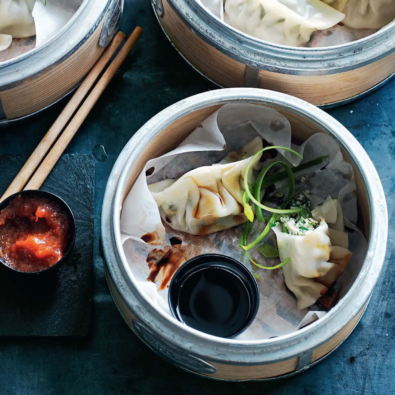 Couve, ervilha de neve e bolinhos de porco