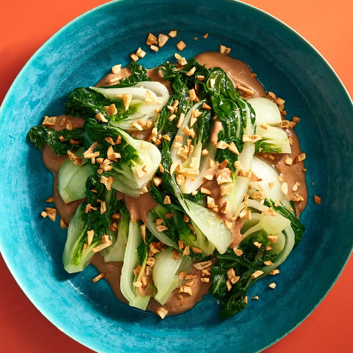Bok choy s hnedou omáčkou a chrumkavý cesnak