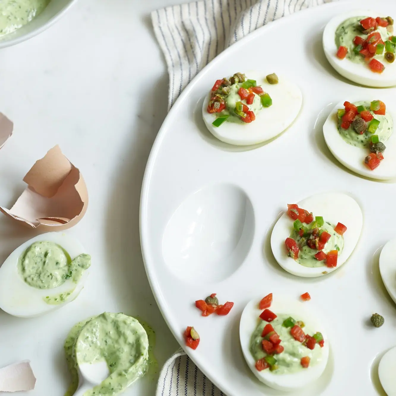 Ovos verdes cozidos com pimenta vermelha assada e alcaparras