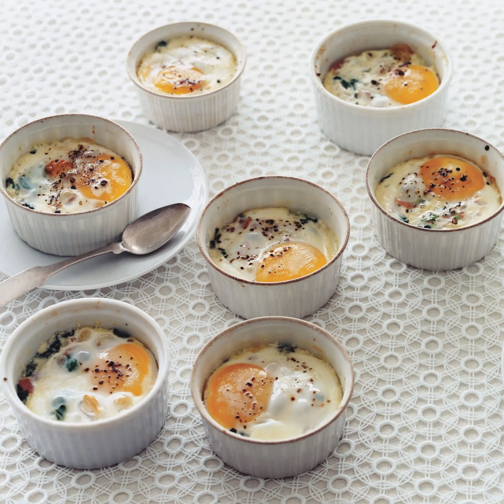 Ovos com creme, espinafre e presunto do campo