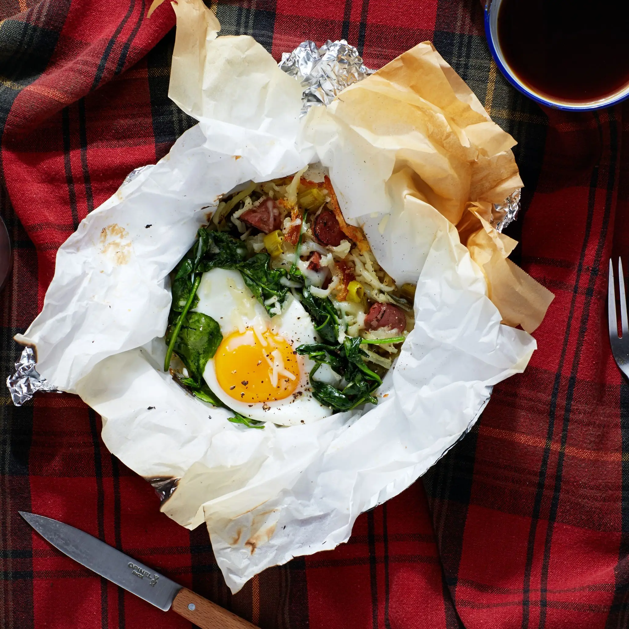 Breakfast Foil Packs com batatas marrons, salsicha e cebolinha marrom