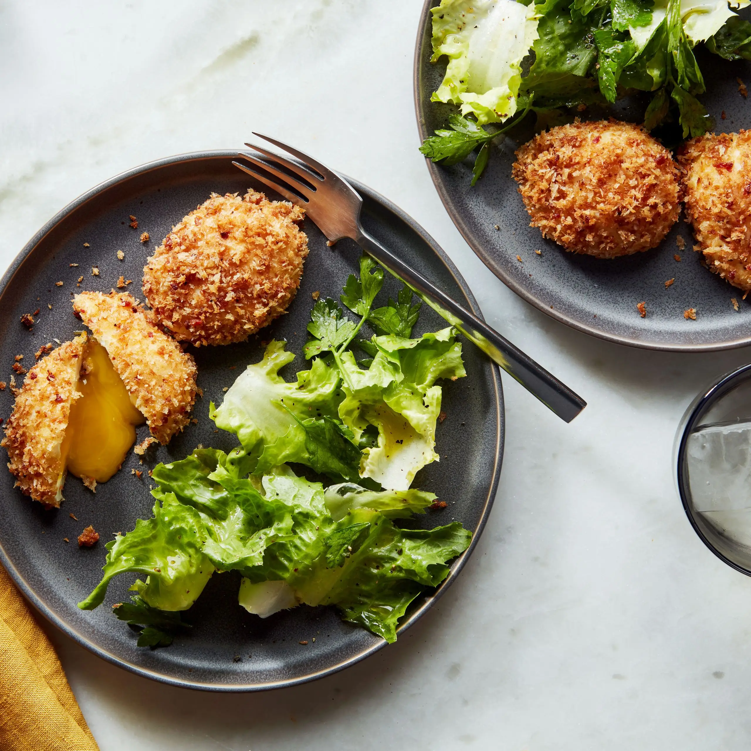 Ovos escalfados cobertos de migalhas