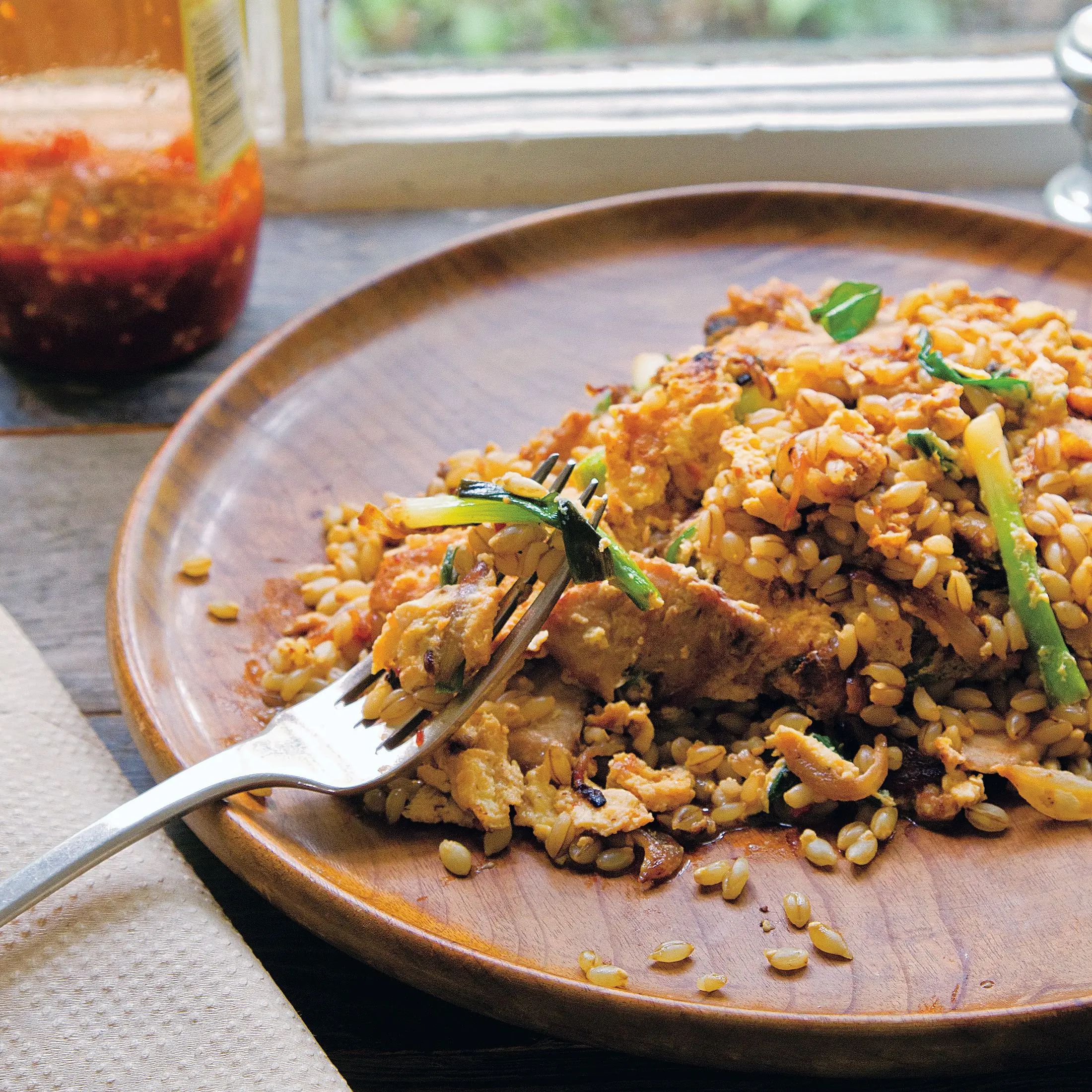 Yam Kai (ovos tailandeses) com restos de grãos