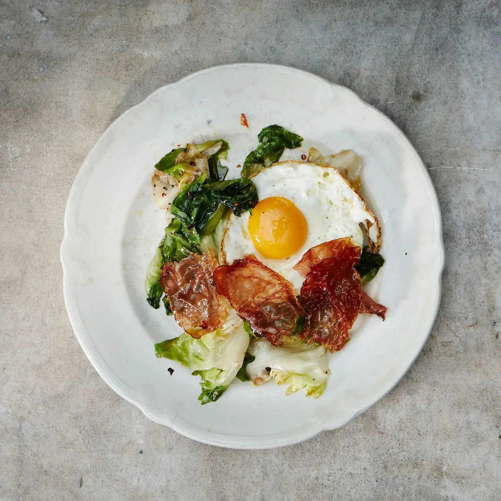 Escarole com presunto crocante e ovos