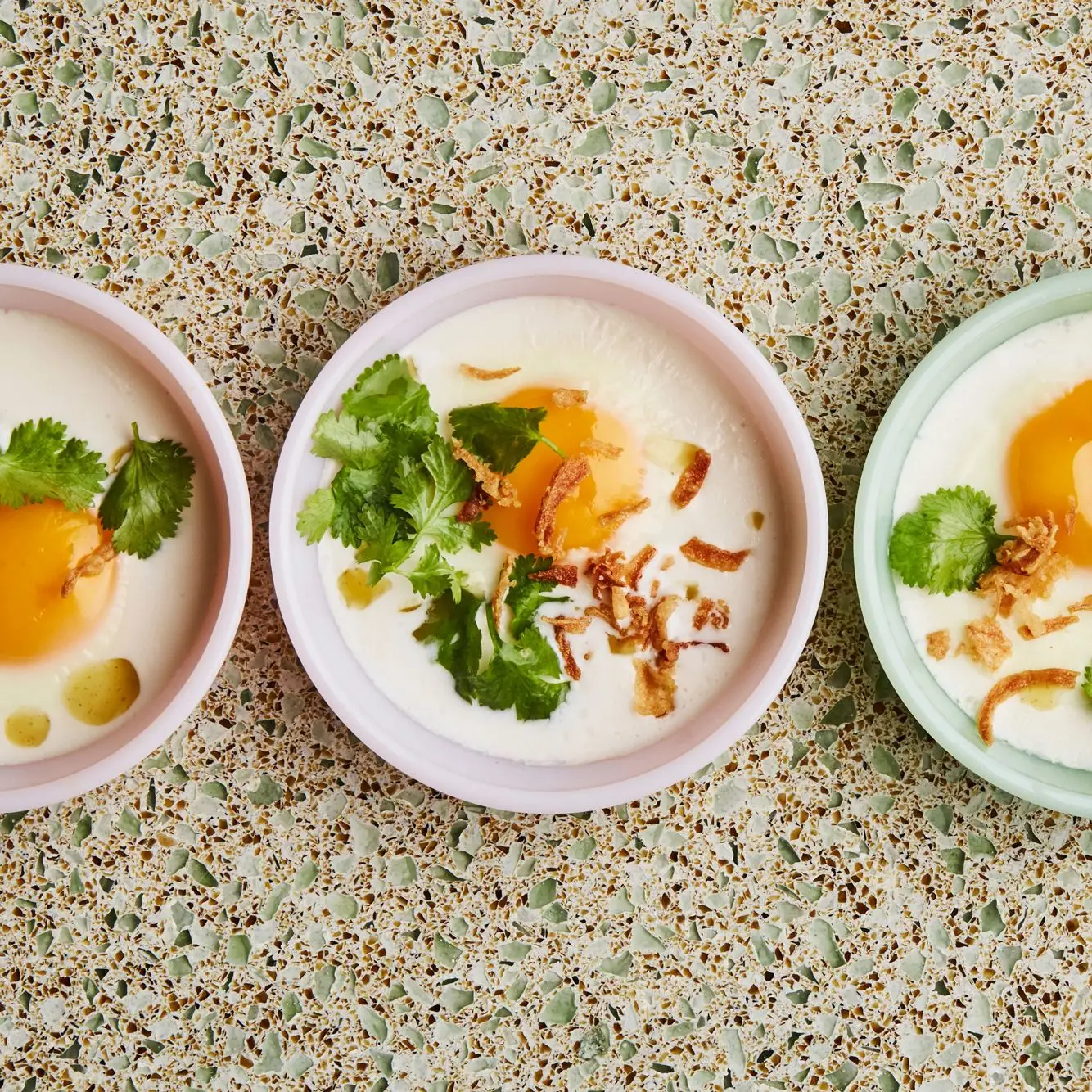 Ovos assados ​​com leite de coco e coentro