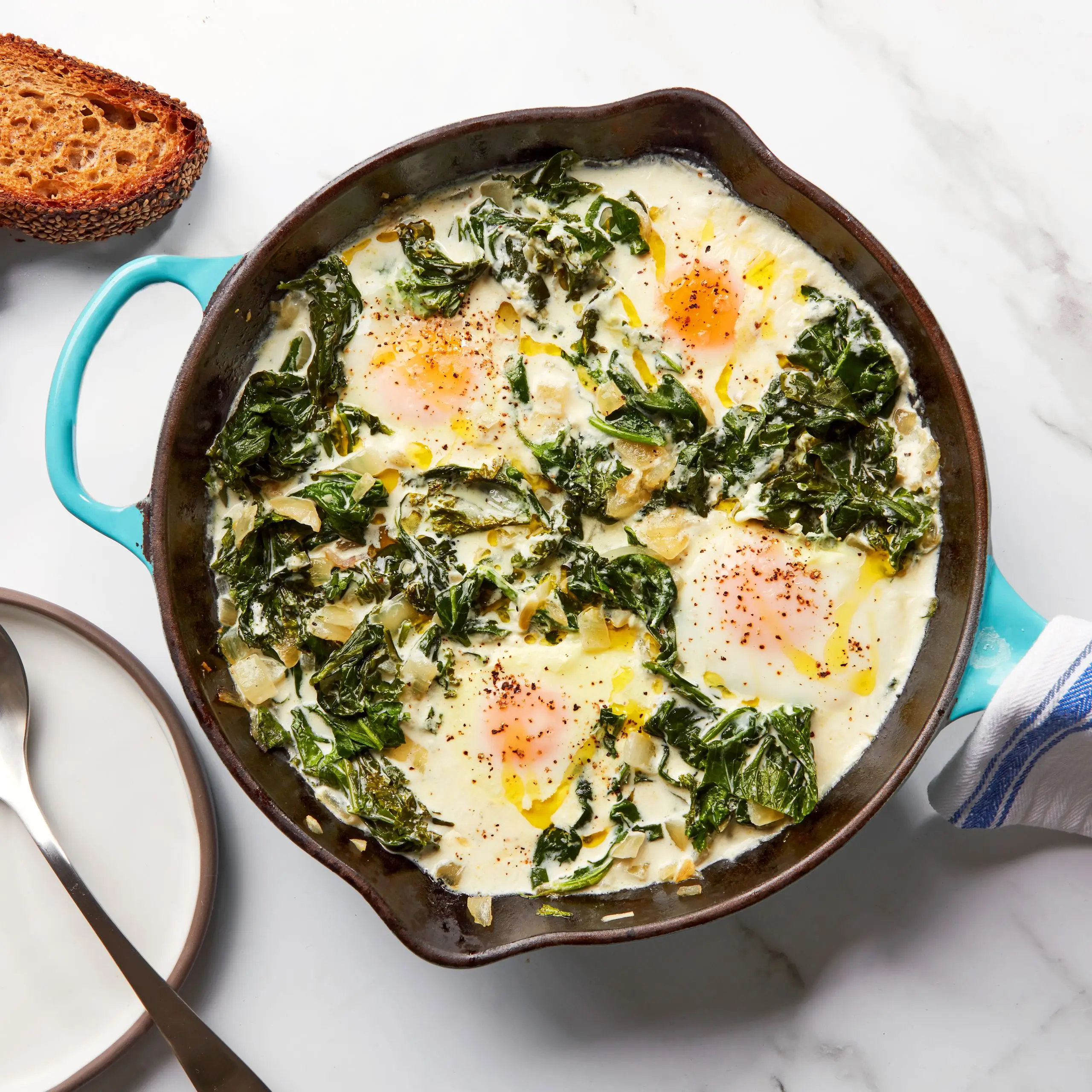 Verdes picantes e cremosos com ovos