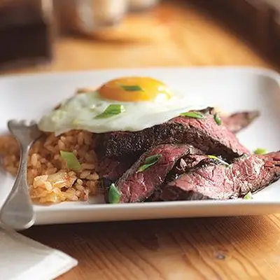 Estilo coreano de bife e ovos