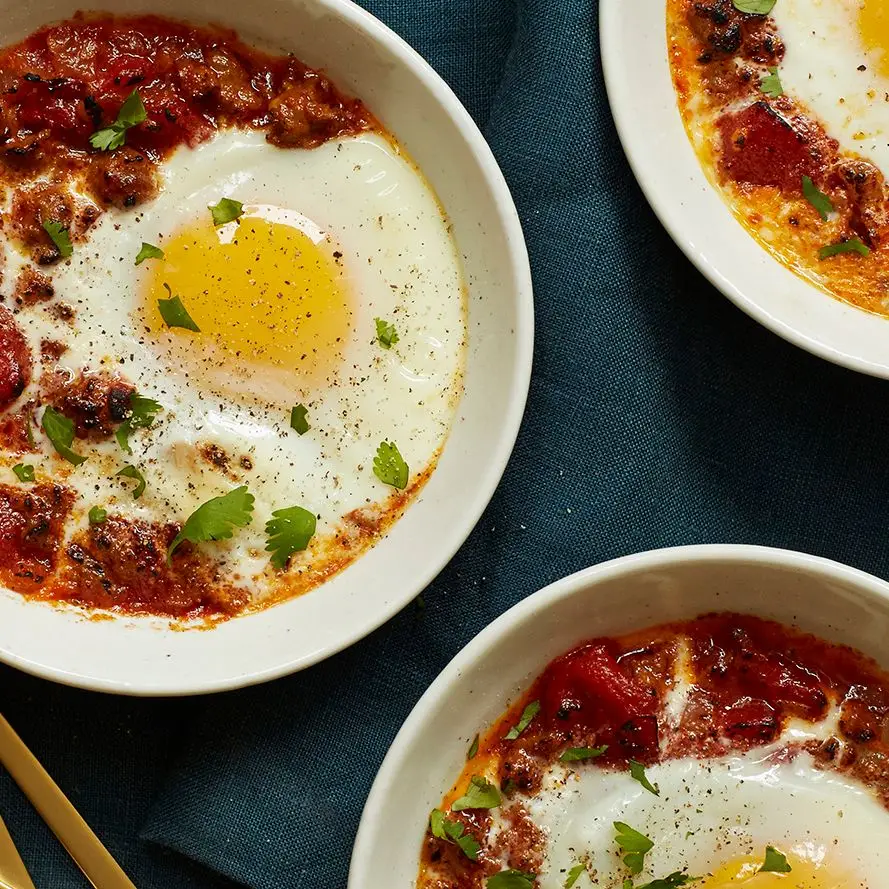 Ovos assados ​​com salsicha Merguez, tomate e páprica defumada