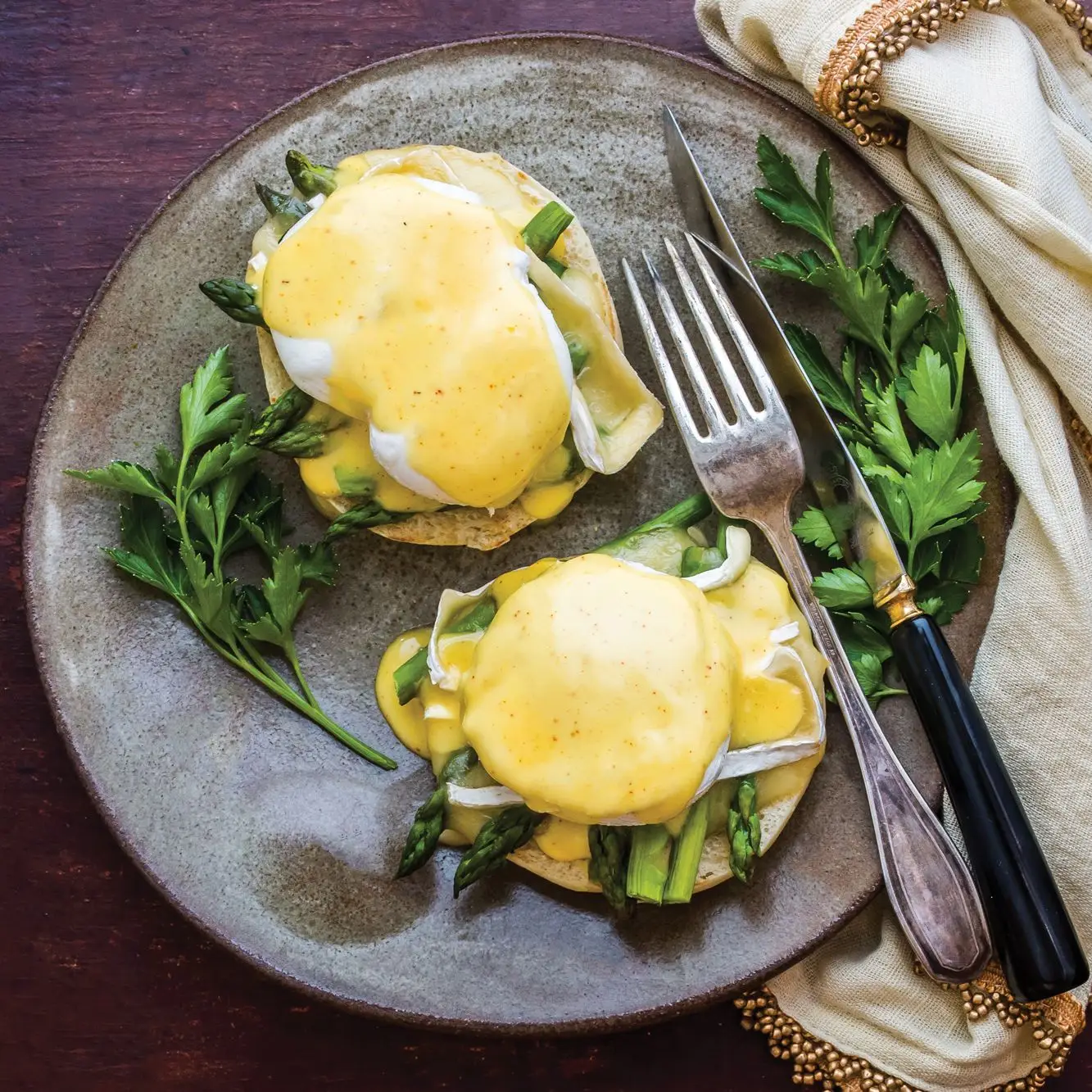 Ovos Benedict com aspargos e Brie