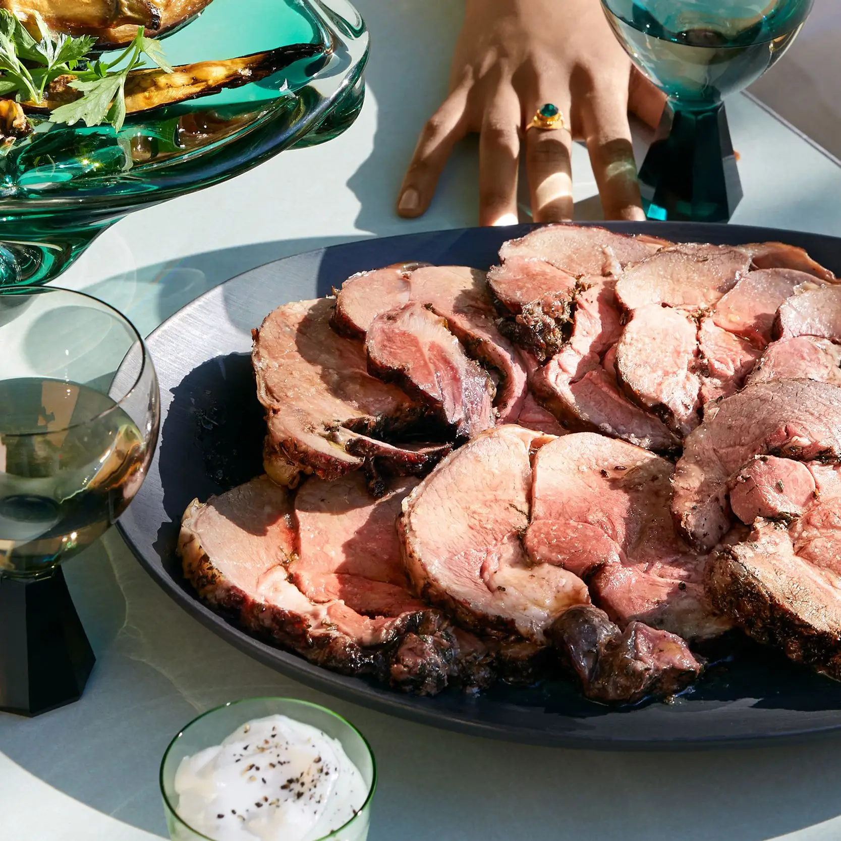 Cordeiro assado frio com berinjela marinada