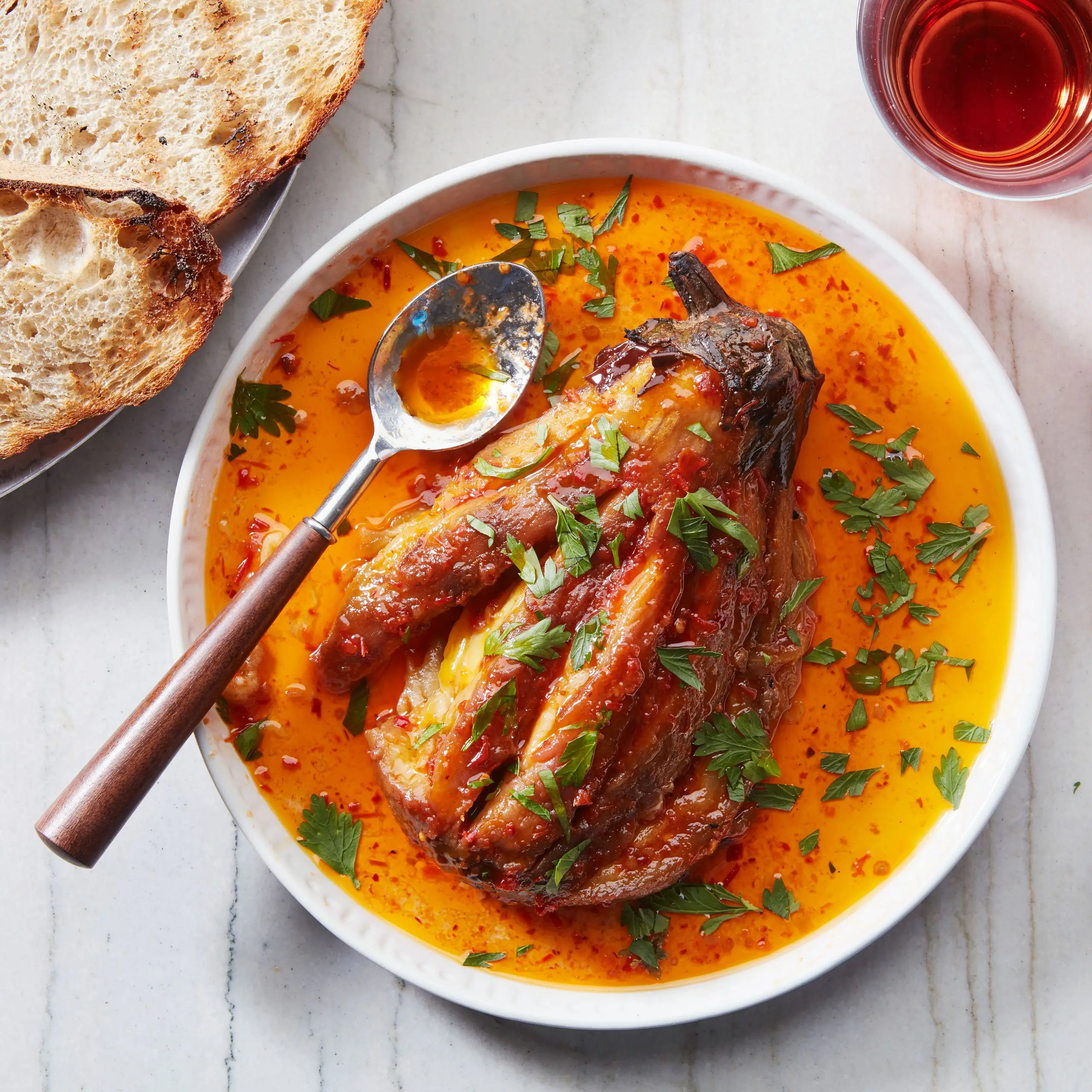 Berinjela inteira grelhada com harissa vinagrete