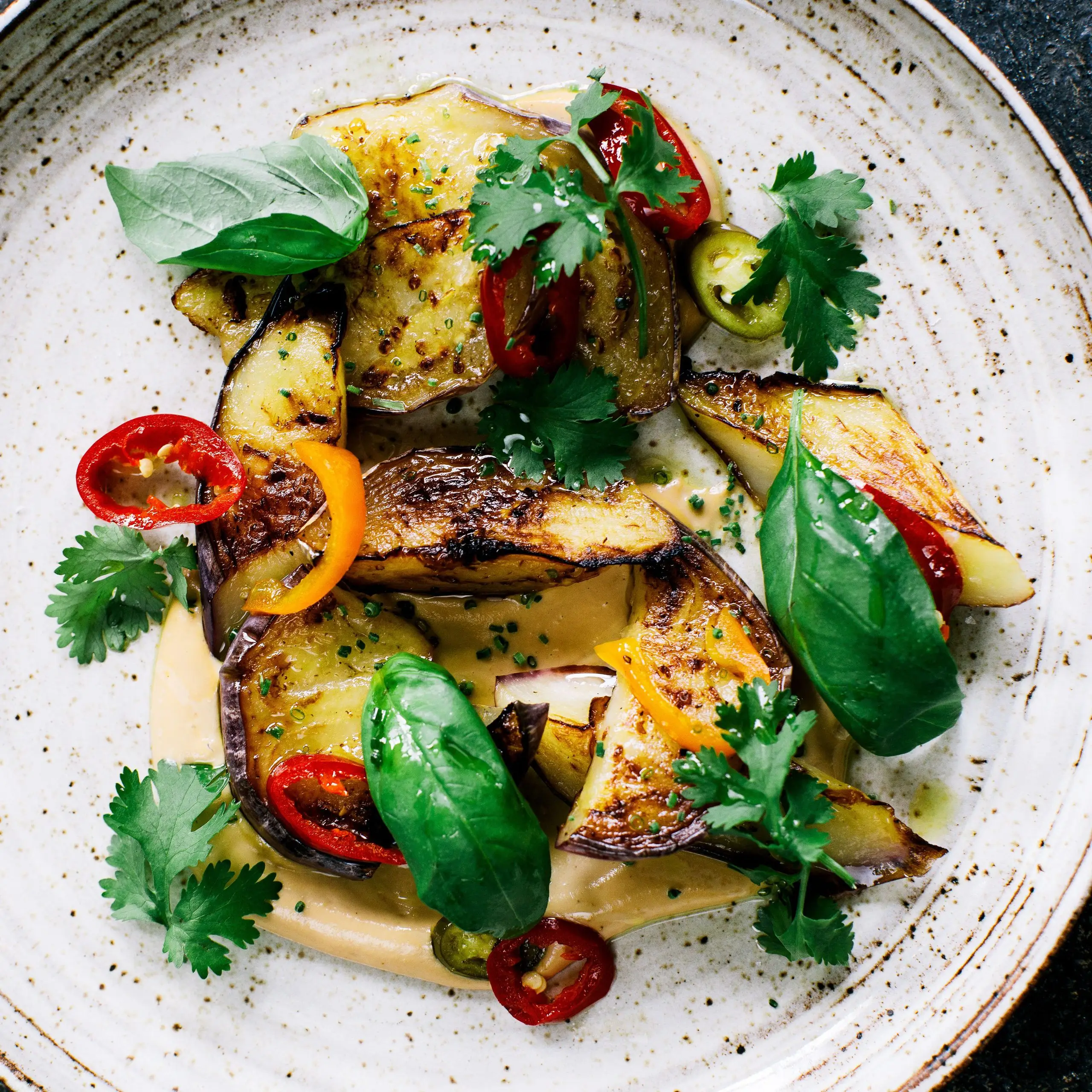 Berinjela com manteiga de caju e pimentão em conserva