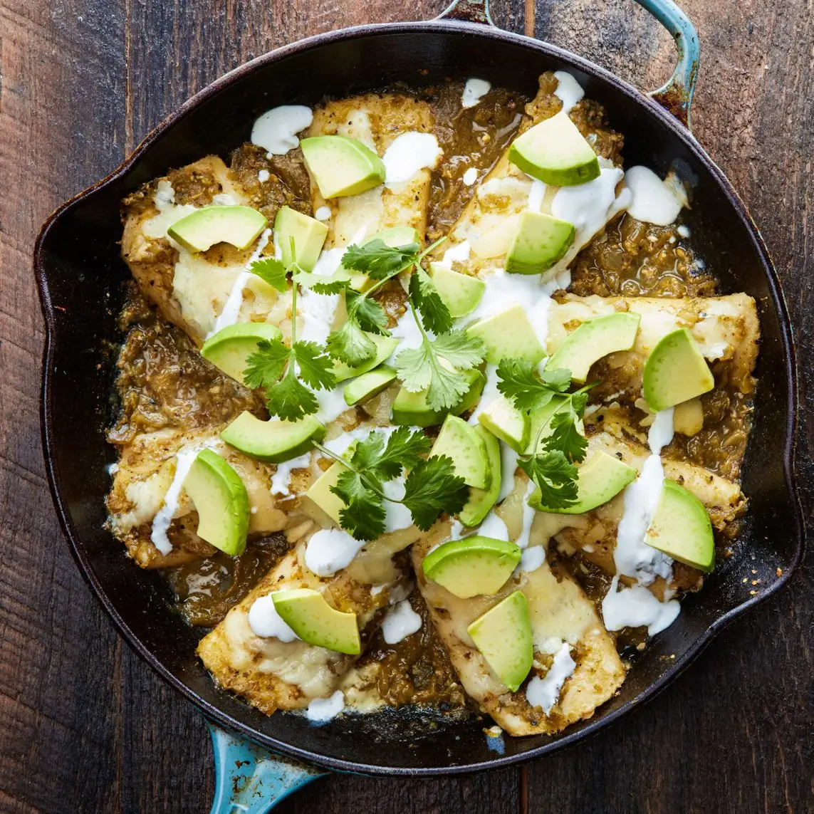 Frigideira de frango e abobrinha enchiladas com molho tomatillo