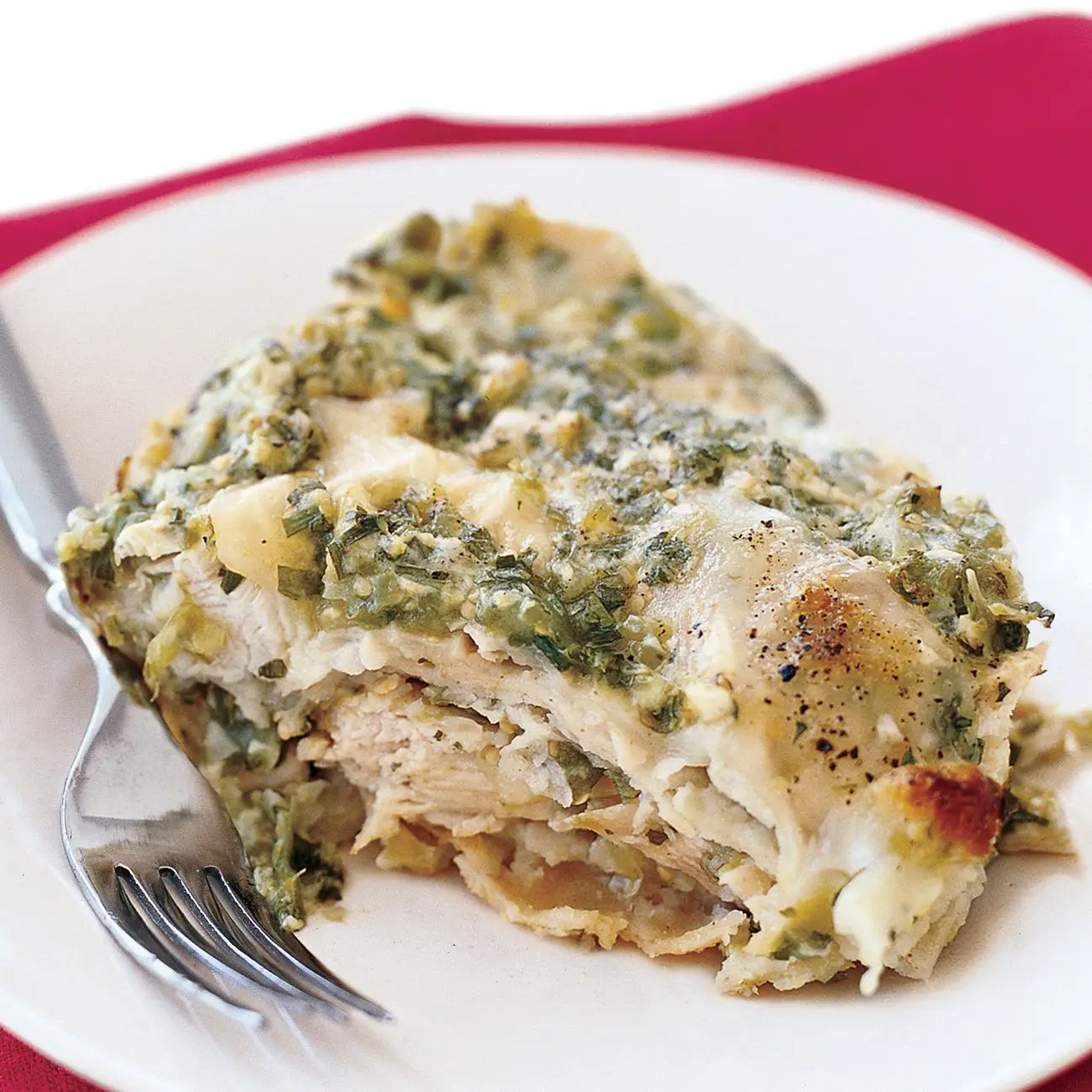 Enchiladas de frango em camadas com molho tomatillo-cilantro