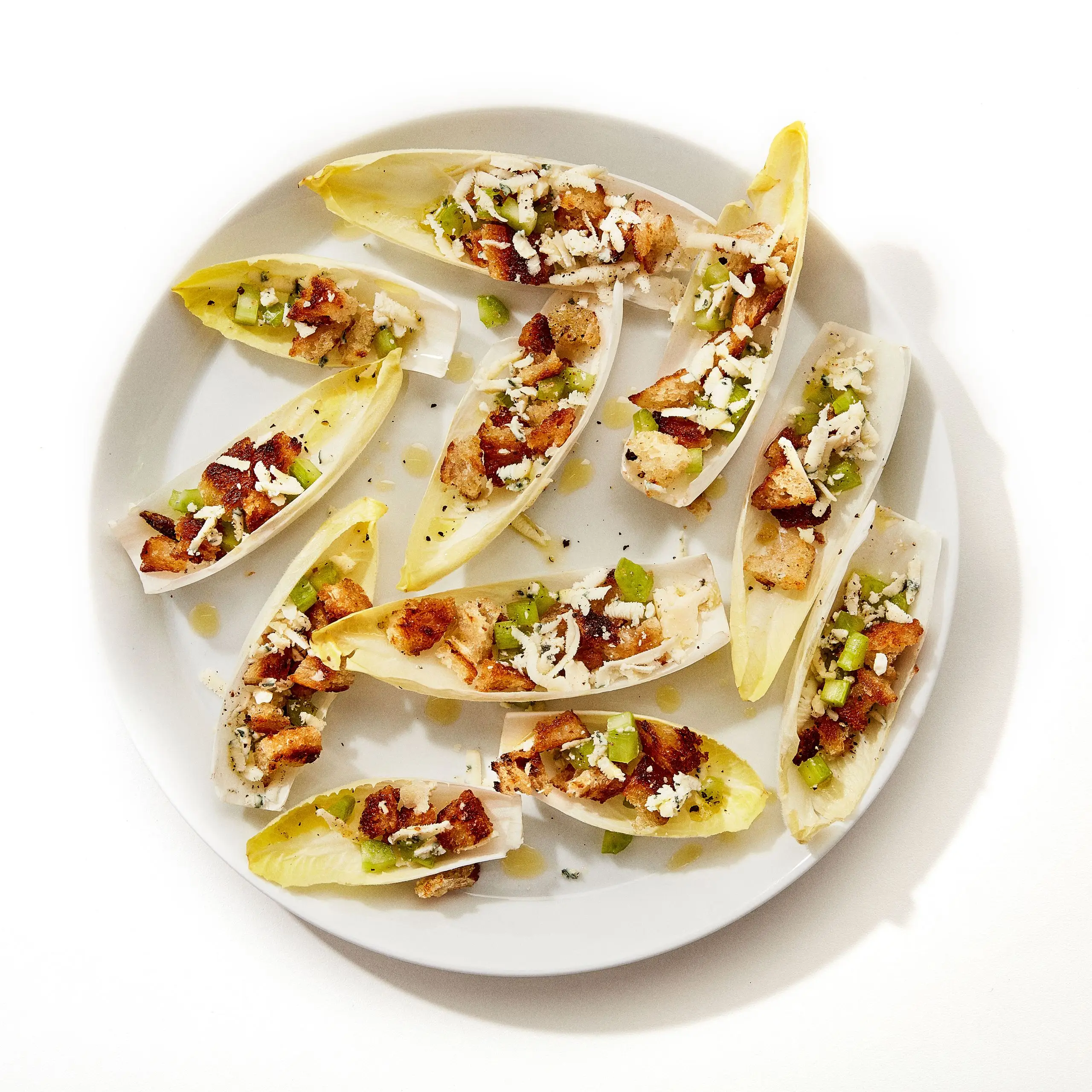 Xícaras endíticas com queijo azul, aipo e croutons