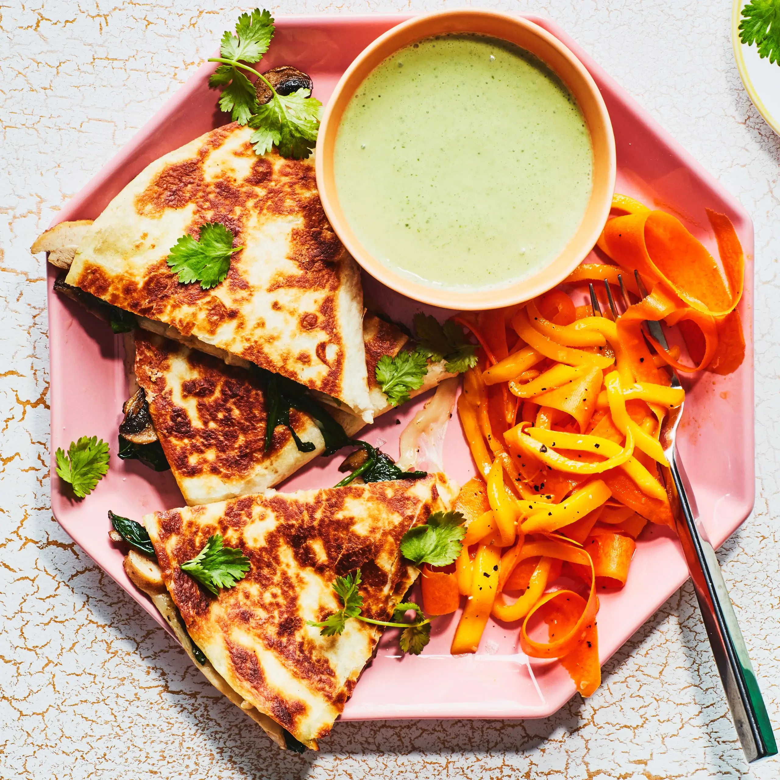 Questadillas de frango e cogumelos com cenoura e salada de manga