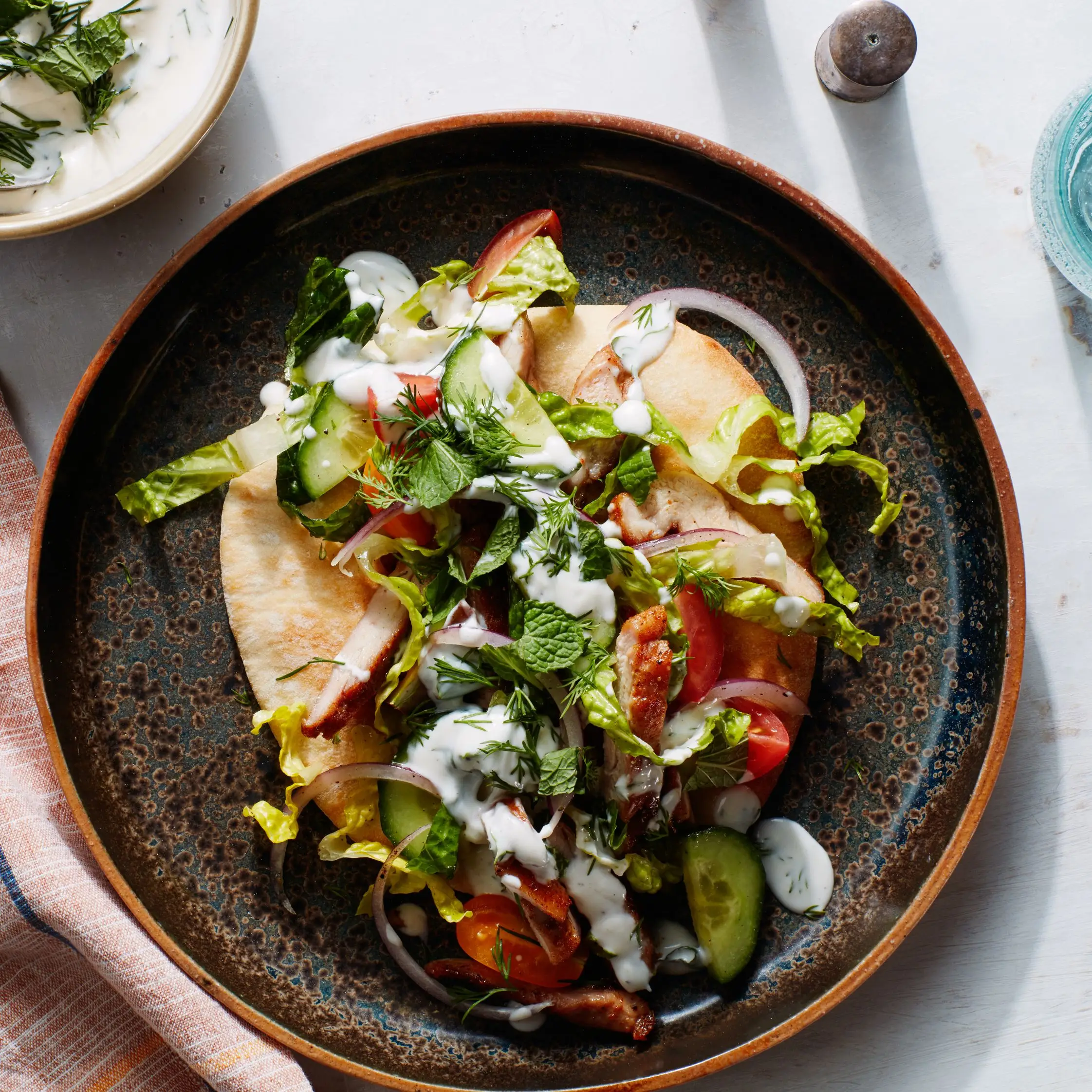 Pita de frango com especiarias shawarma com molho de iogurte de tahine