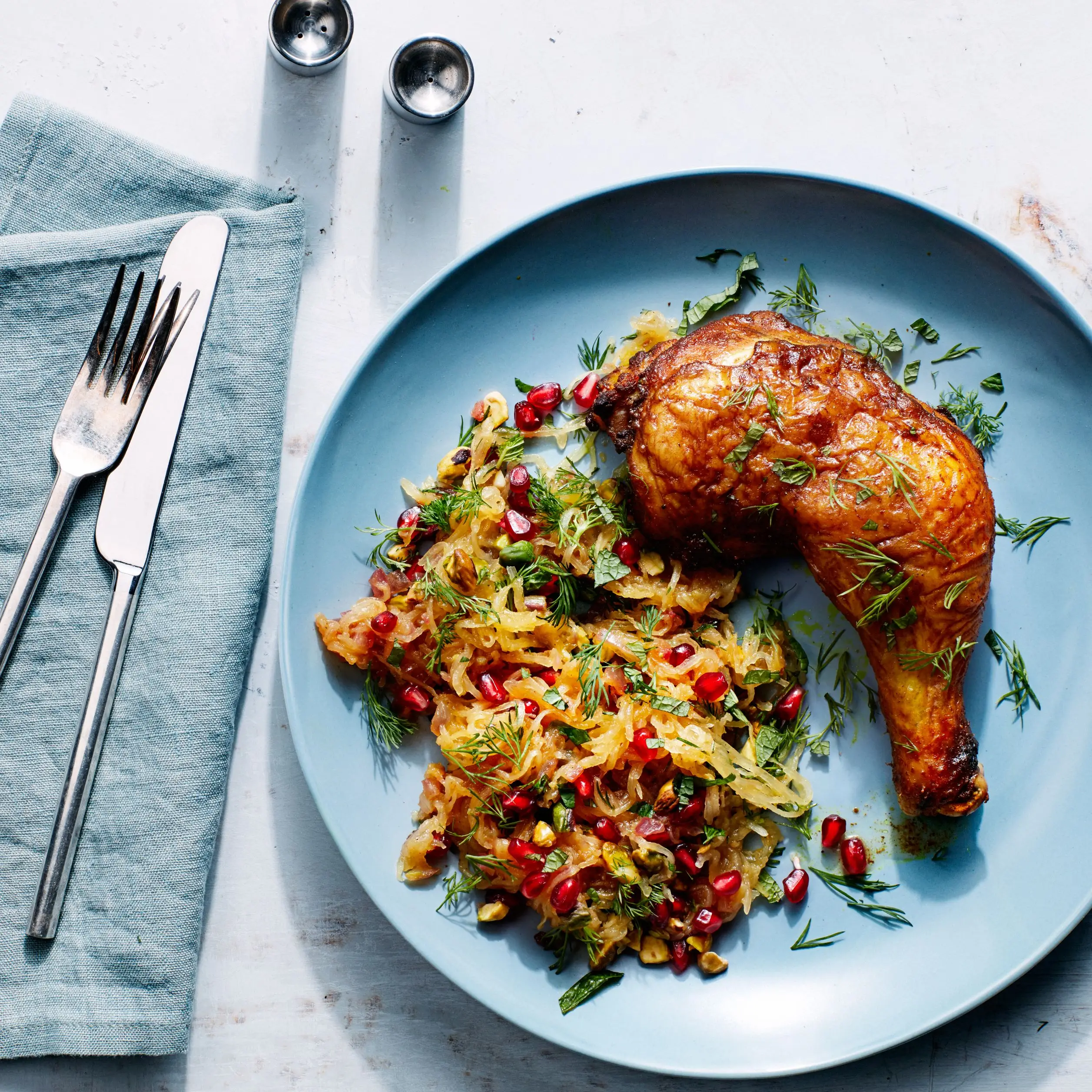 Frango temperado com abóbora de espaguete, romã e pistache