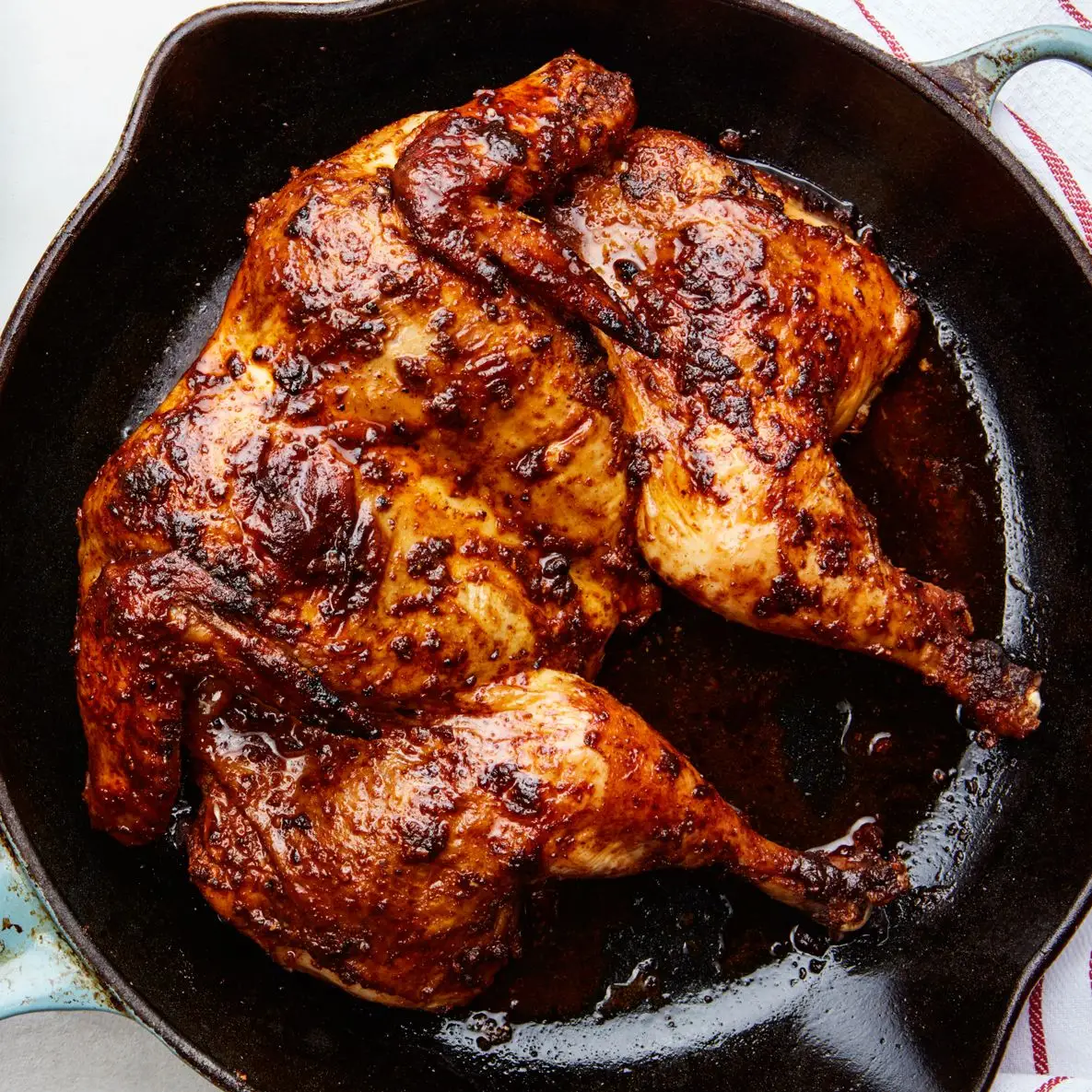 Frango assado no estilo peruano com molho verde picante
