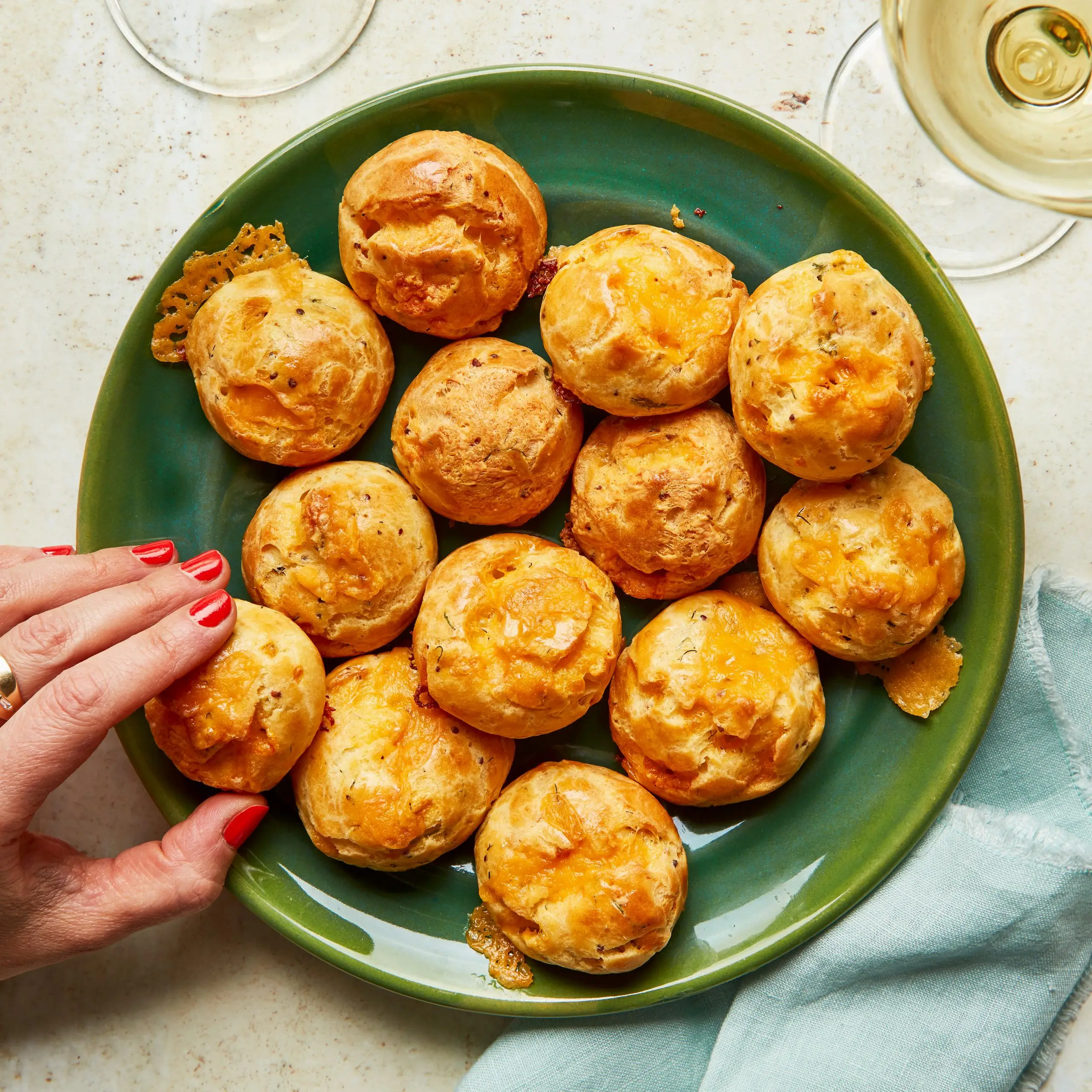 Cheddar e Herb Gougères