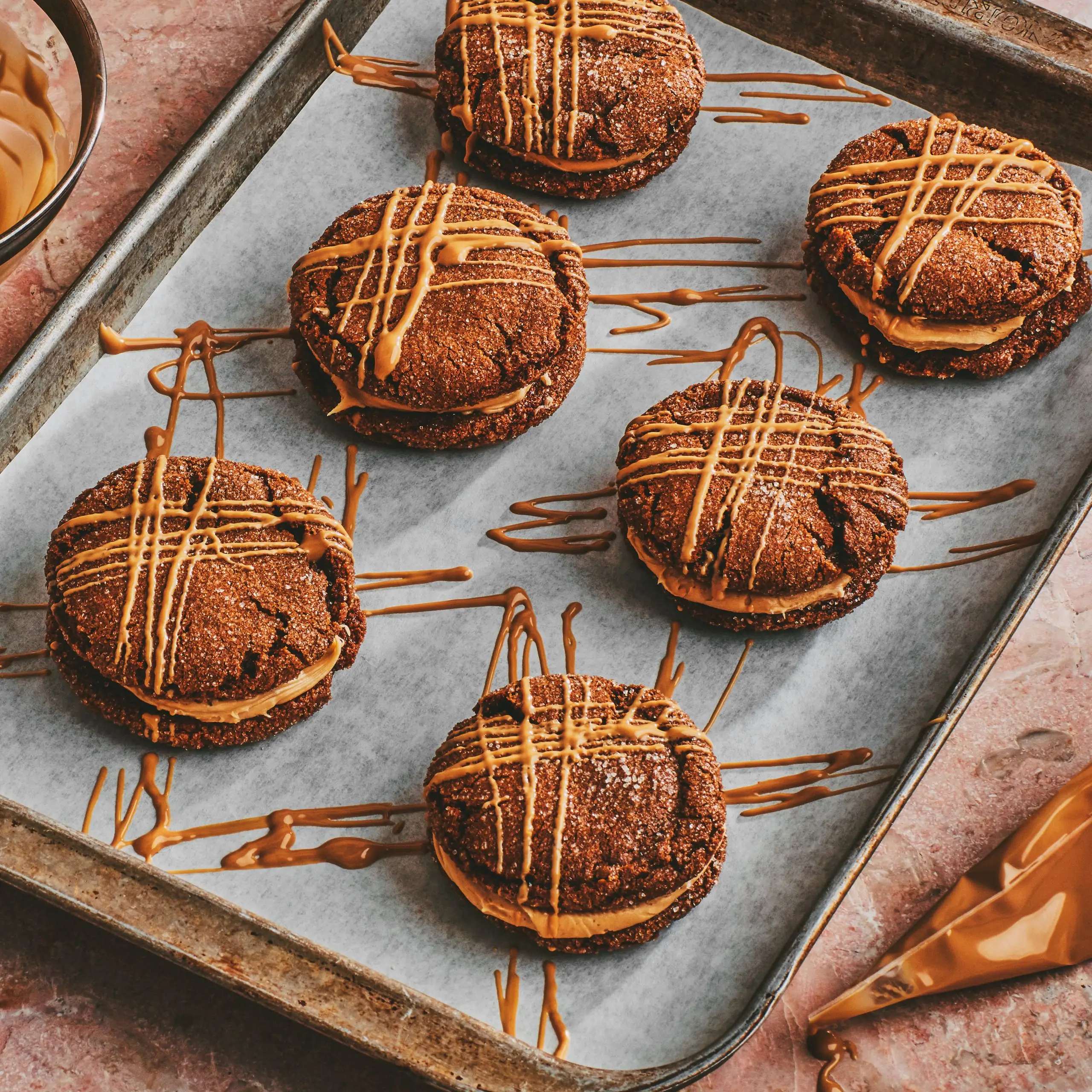 Biscoitos de sanduíche de melaço com creme de café