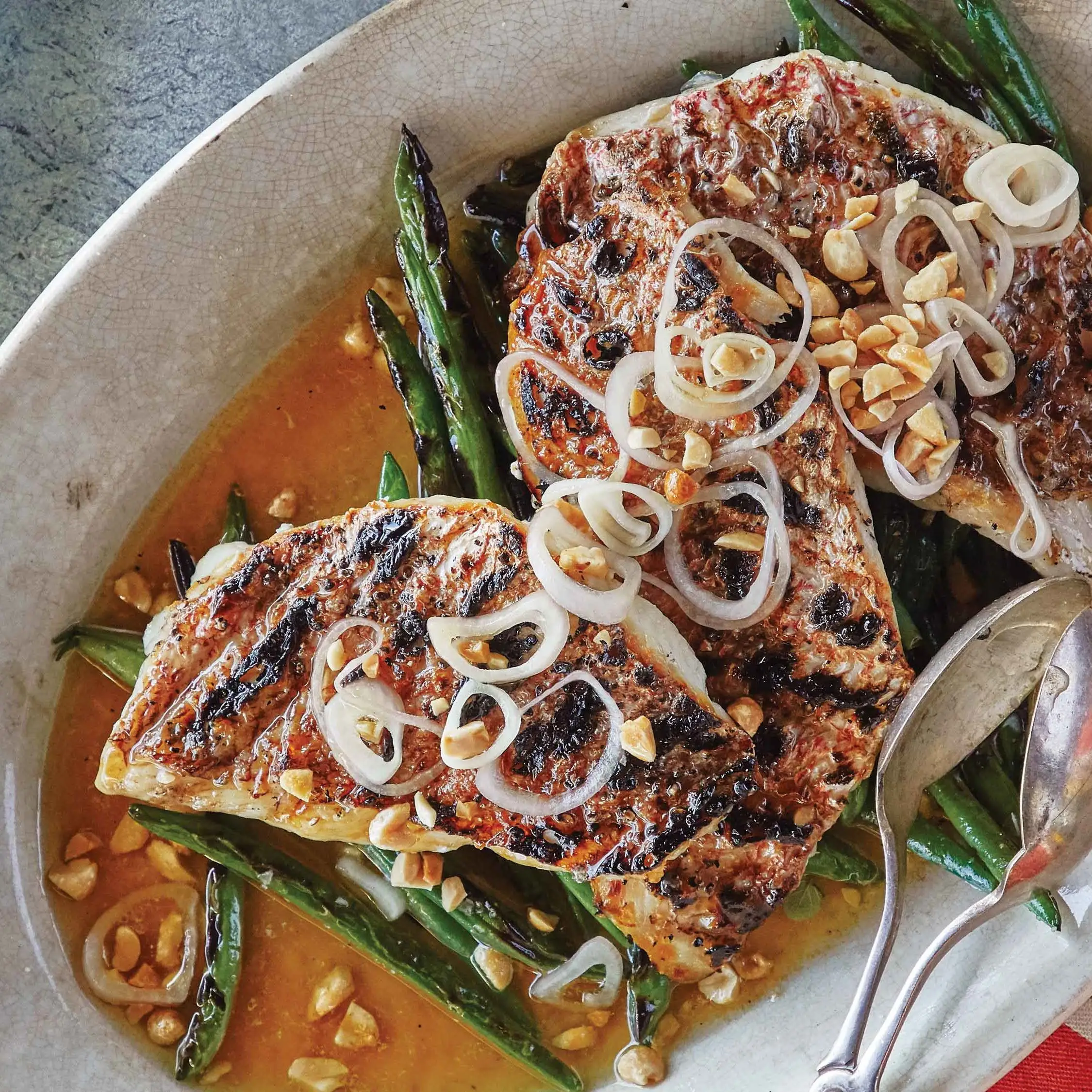 Grillowany czerwony pargo z zieloną fasolą i cytryną