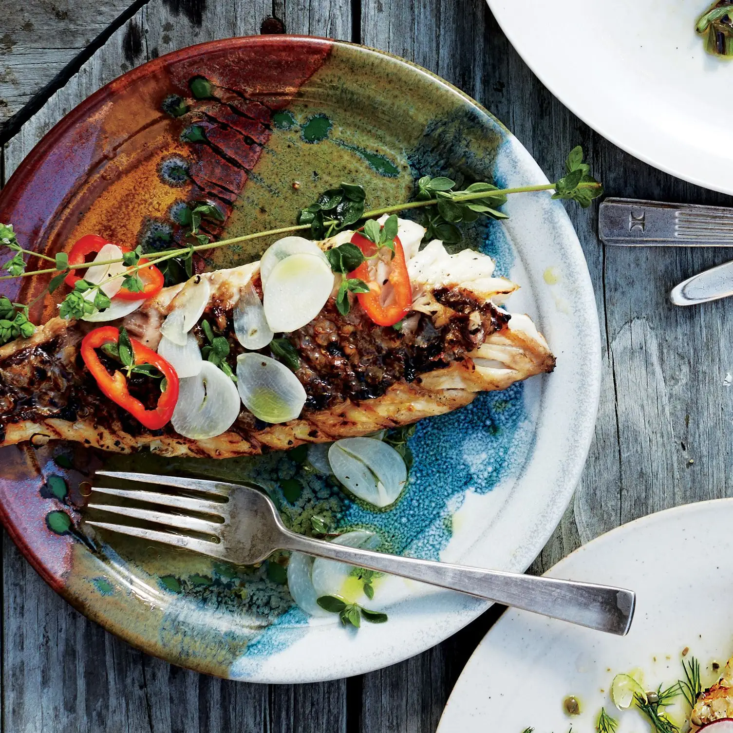 Snapper Cabèche z zwęglonymi szczypiorami