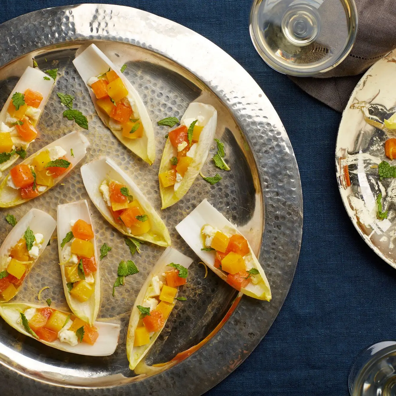 Verres endctiques avec betterave, fil et fromage feta mariné