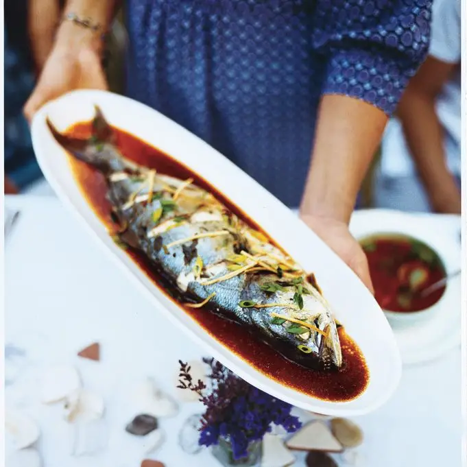 Peixe cozido no vapor com cebolinha e gengibre