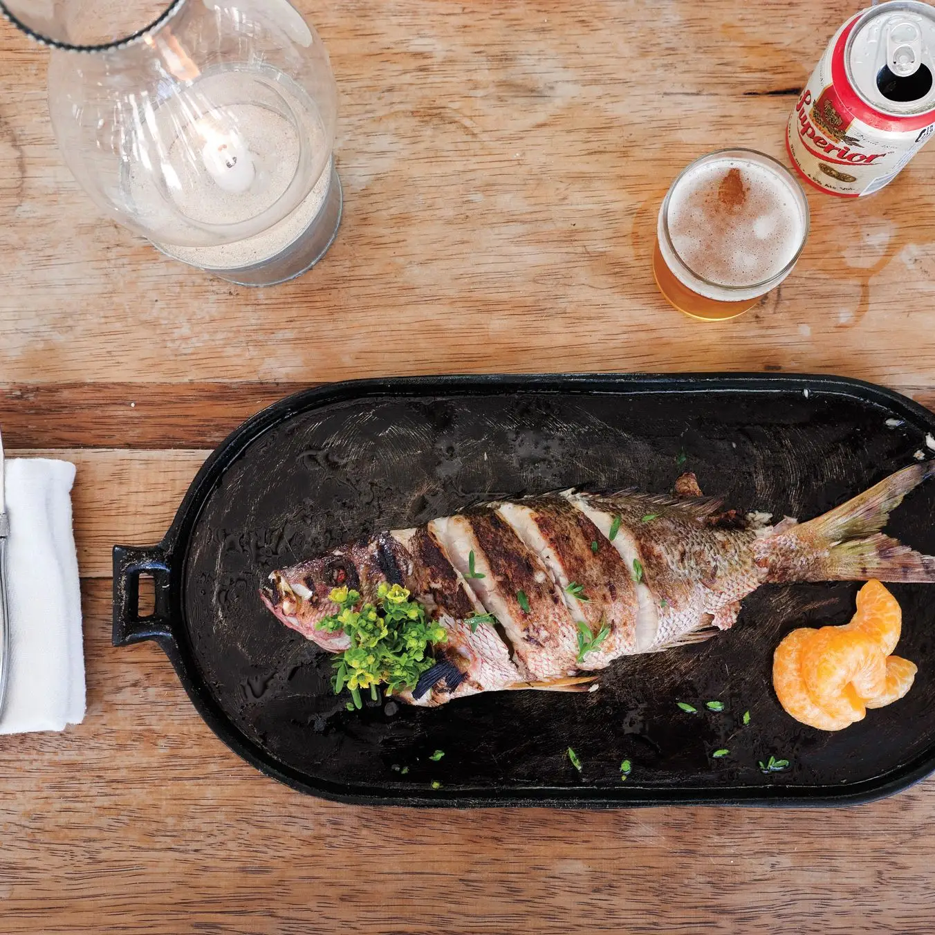 Peixe grelhado com tangerina e marjoram