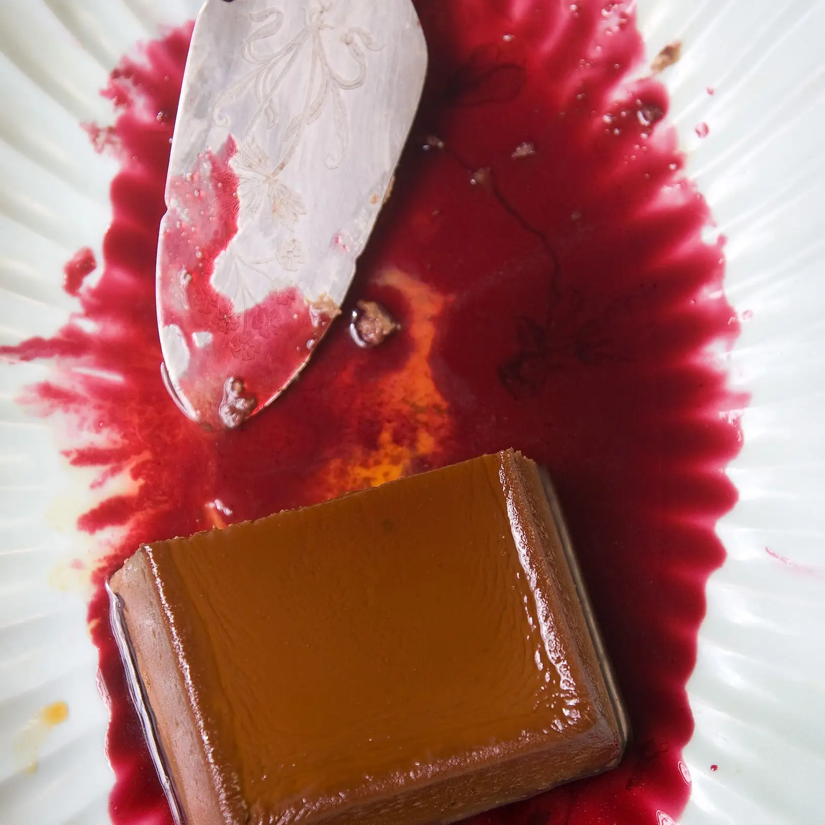 Flan de queijo de chocolate cremoso com molho de hibiscus
