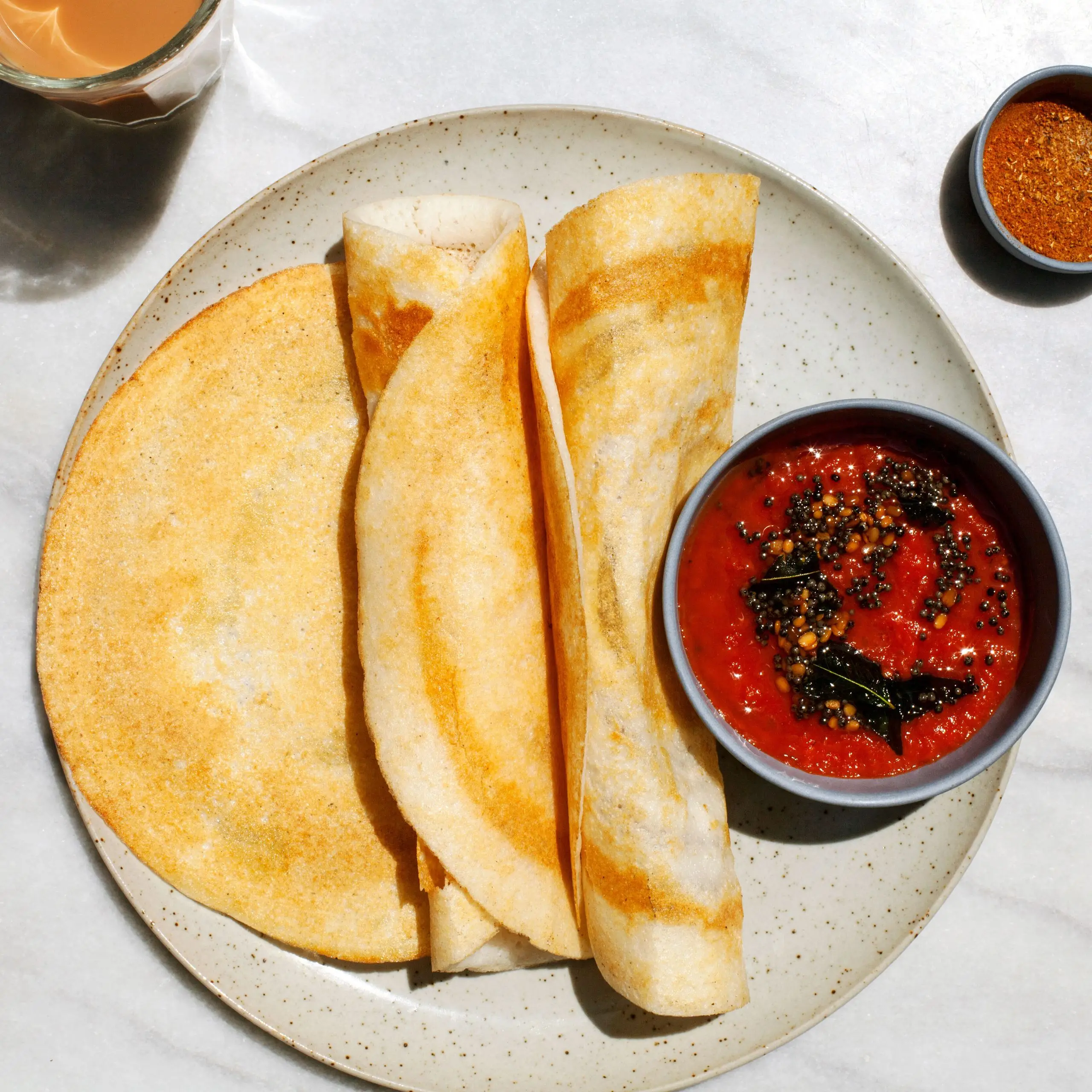 Dosas de casa com chutney de tomate