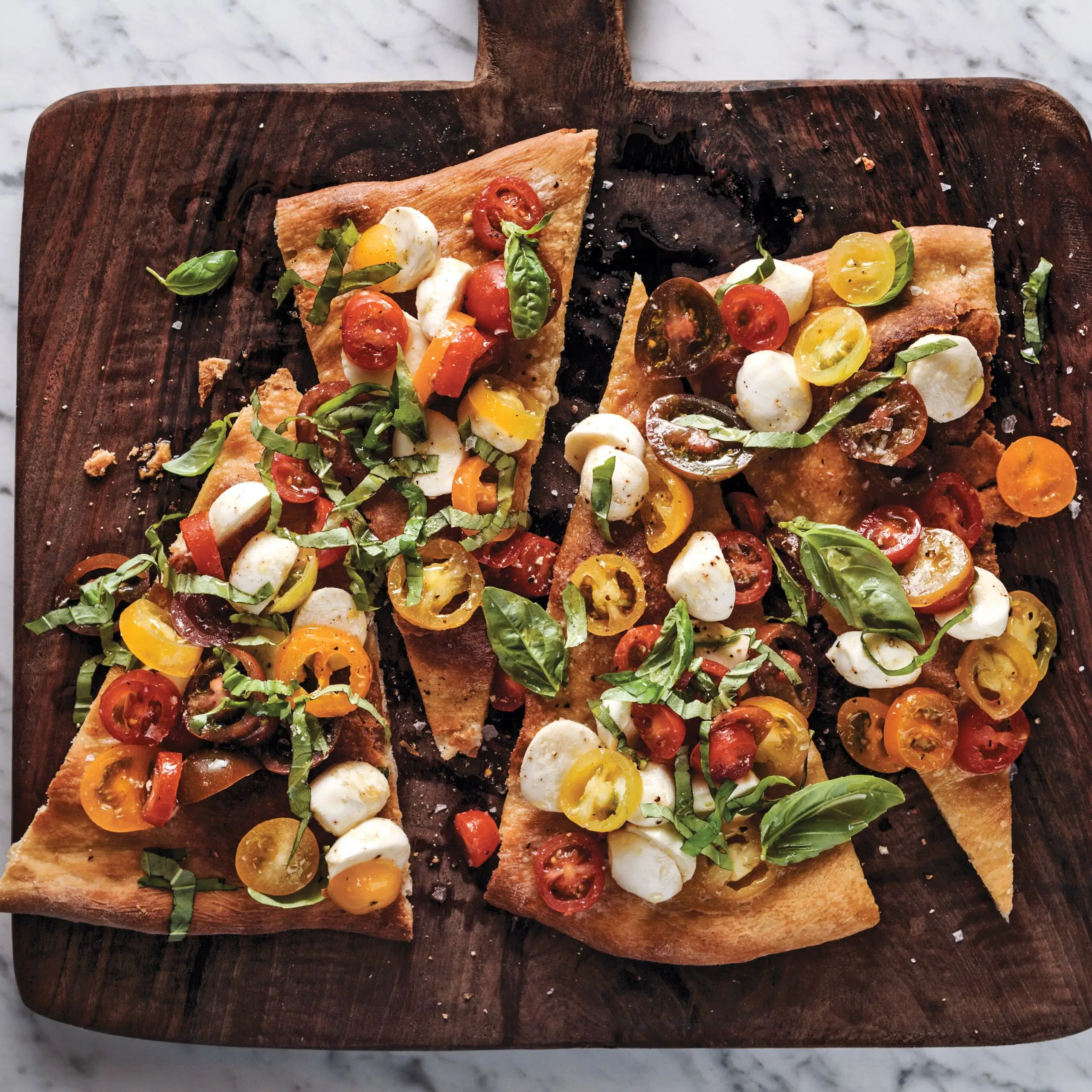 Caprese de pão achatado