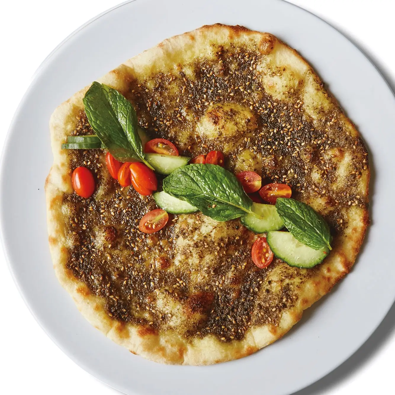 Man'oushe com óleo za'atar, tomate e pepino