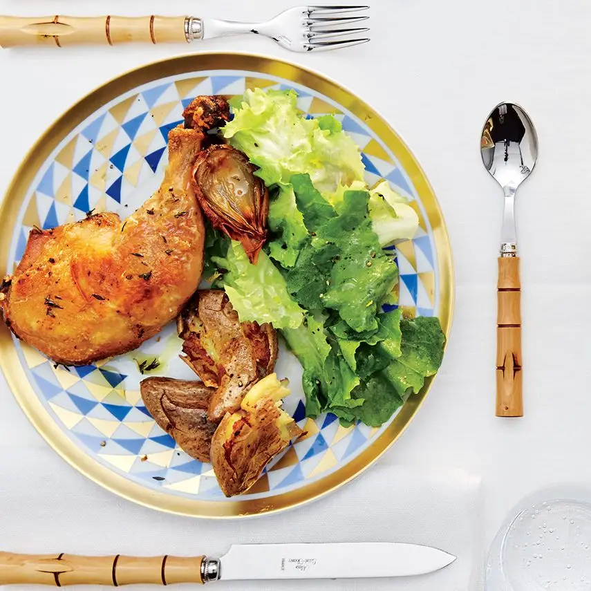 Confit de perna de galinha com batatas e escarolas